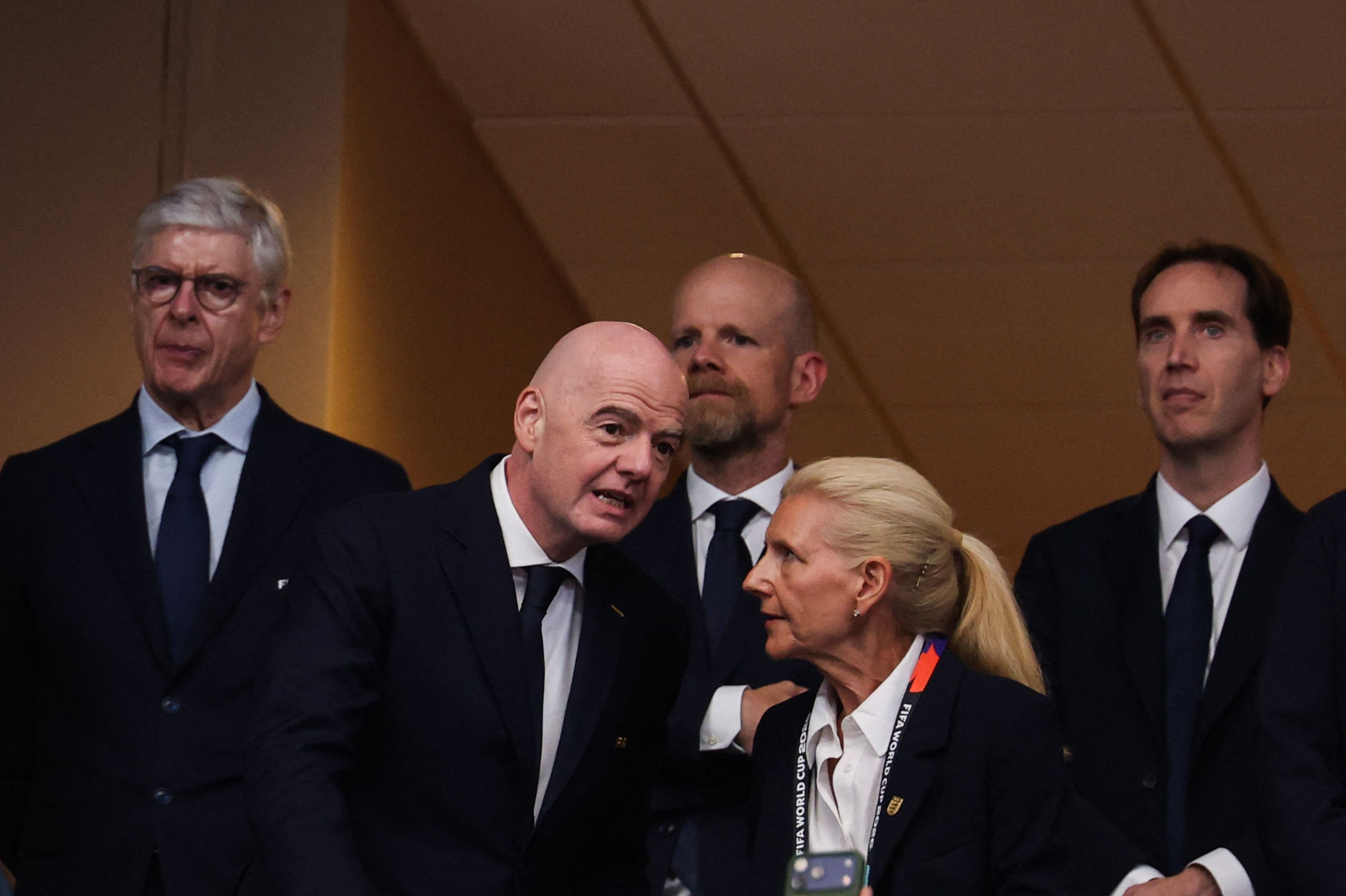 Fifa-præsident Gianni Infantino (til venstre og FA-forkvinde Debbie Hewitt (til højre) under VM 2026. Hewitt kræver svar om kontroversielt VM-forslag fra Infantino. (Arkivfoto).