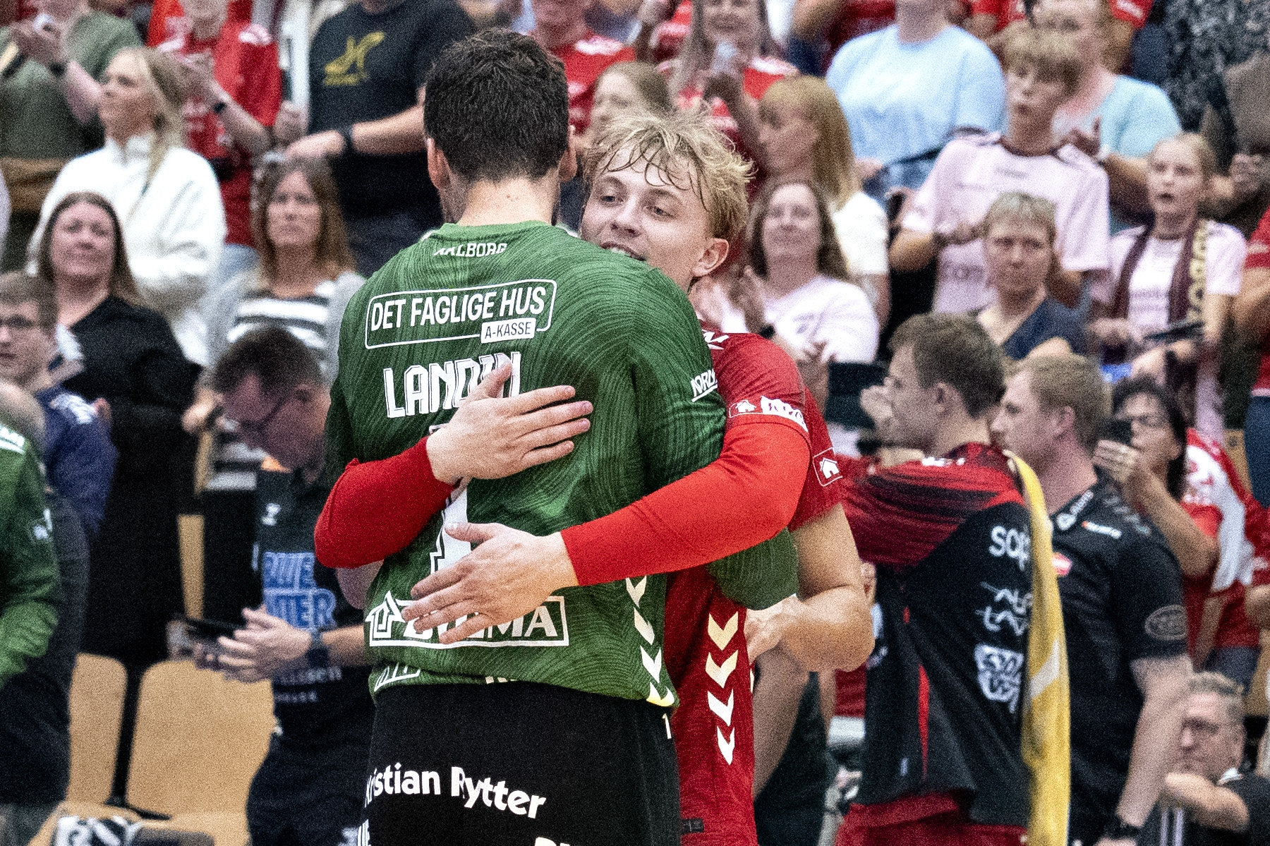 Niklas Landin og Tobias Nielsen, der her krammer efter Super Cup-sejren over Skanderborg AGF, spillede begge hovedroller i Aalborgs sejr i Slovenien. (Arkivfoto).