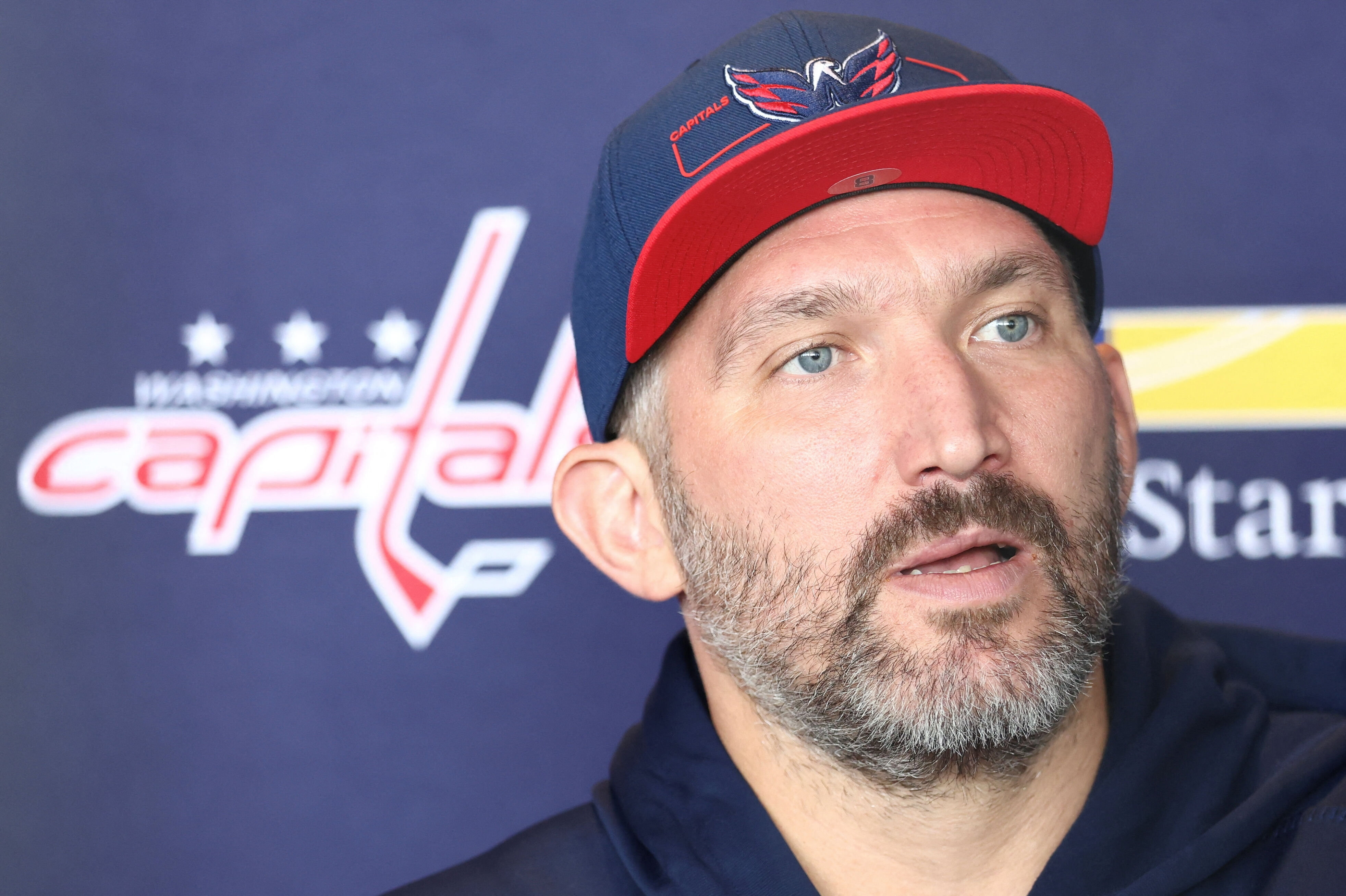Alex Ovechkin svarer torsdag på spørgsmål, efter at Washington Capitals-spilleren har deltaget i en kampagnevideo for Ruslands præsident, Vladimir Putin, og det Putin-støttede parti, Forenet Rusland, forud for parlamentsvalget, der går i gang fredag.