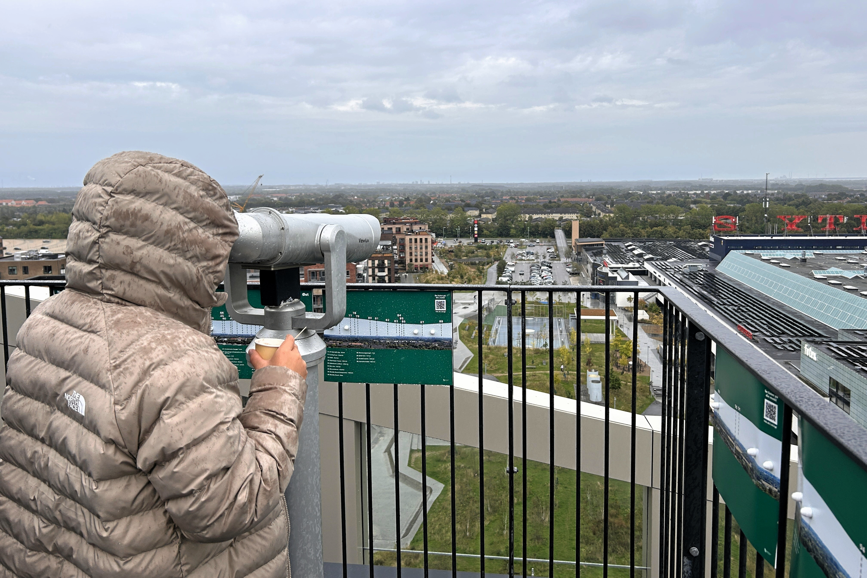 Der er sat en ny kikkert op på toppen af rådhuset.