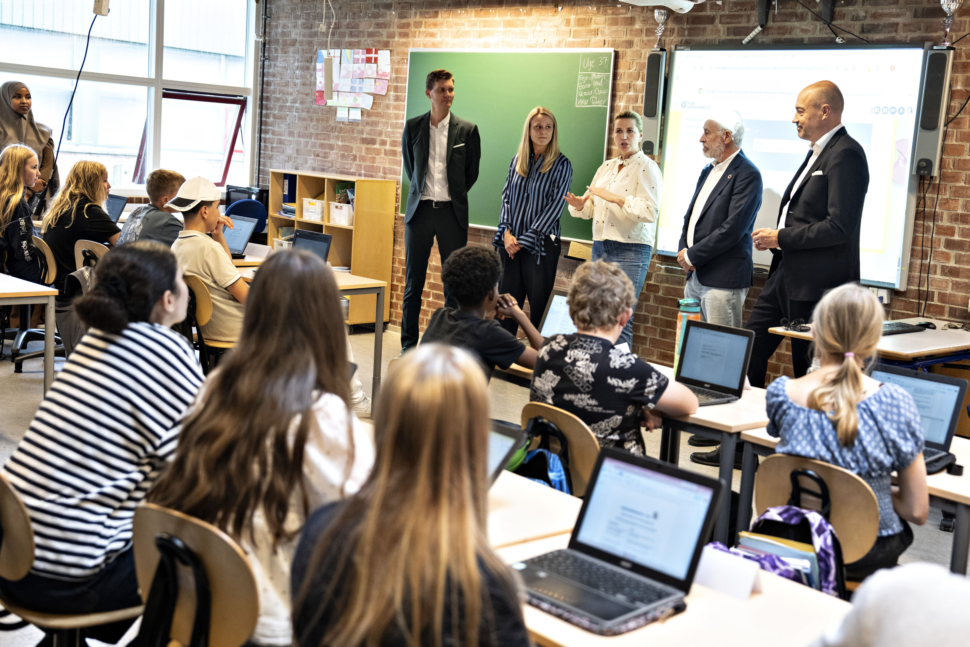 Efter resultaterne fra den seneste Pisa-undersøgelse blev offentliggjort, var statsminister Mette Frederiksen (S) og undervisningsminister Magnus Heunicke (S) på besøg hos Filstedvejens Skole i Aalborg. (Arkivfoto).
