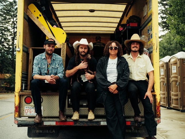 The Bobby Tenderloin Universe skaber et countryunivers med lette psykedeliske toner.