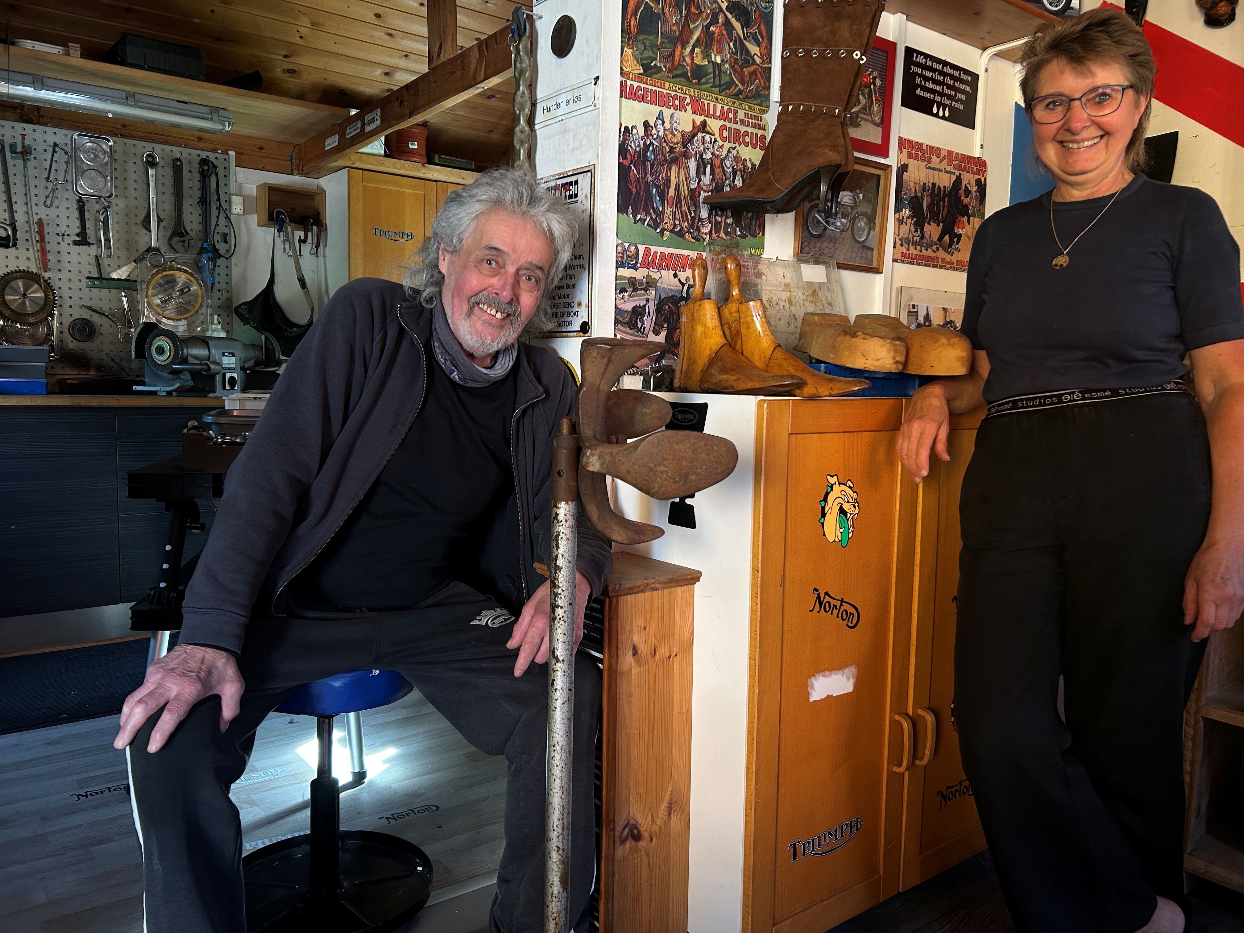 Mogens og Lene Hansen har været skomagere det meste af deres arbejdsliv. Fremover skal de nyde deres otium sammen hjemme i Broby, hvor hans alt-muligt-værksted og livslange karriere som fritidsmusiker fylder meget.