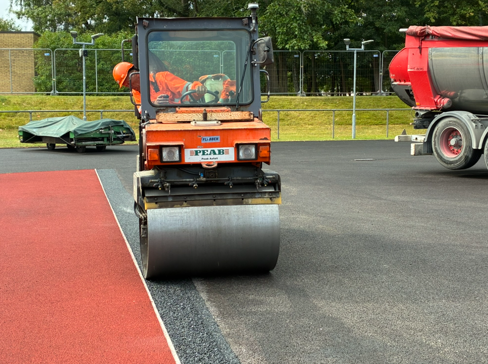 Maskinerne arbejder på højtryk på Skovvang Stadion i disse dage.