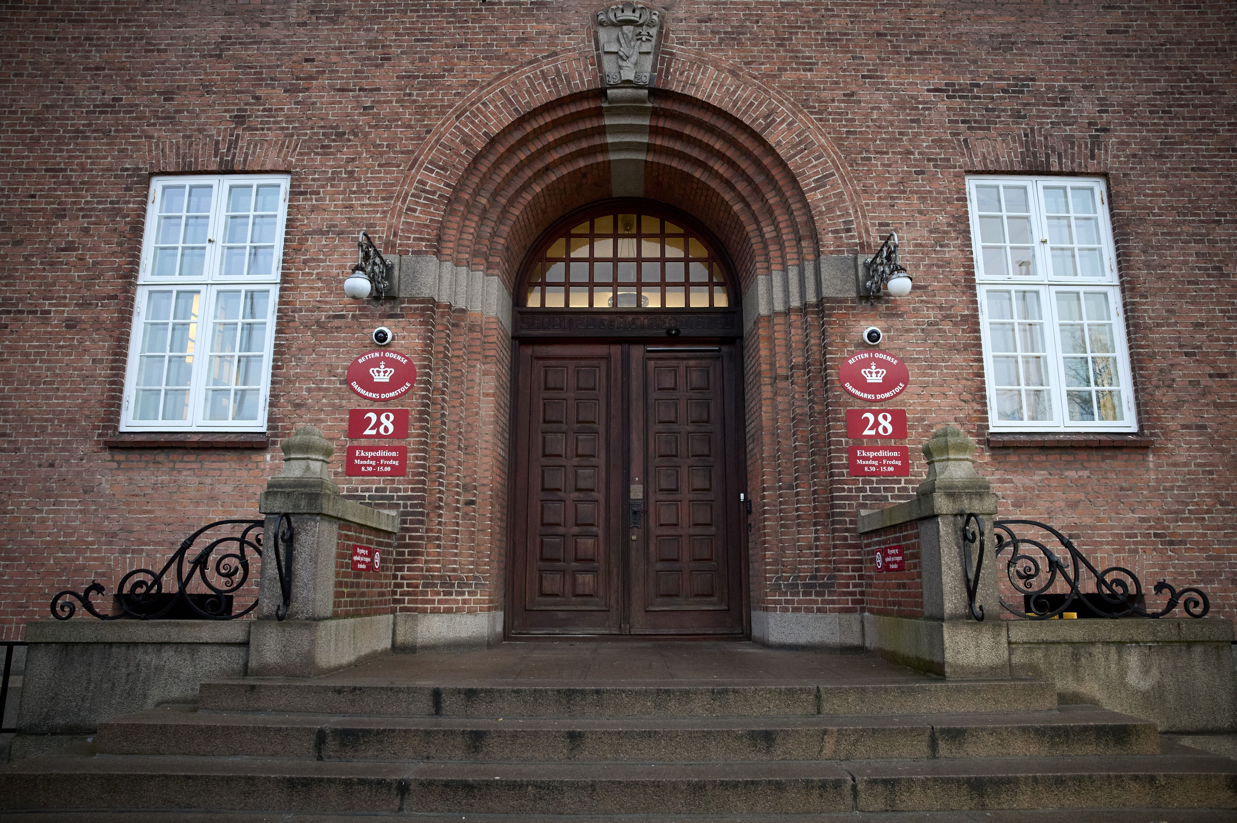 I Retten i Odense sidder YouTube-tvillingerne Oskar og Elias Hole fredag tiltalt for flere brud på markedsføringsloven i 2023. (Arkivfoto).