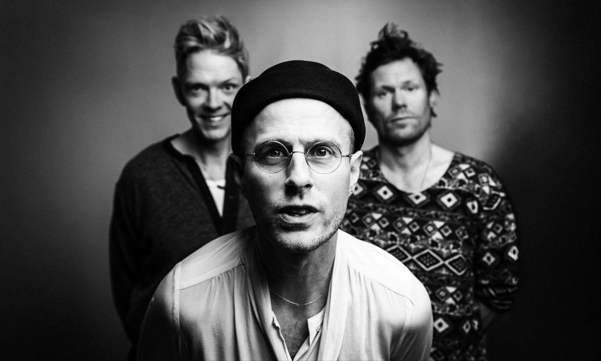 Turnéen byder på fortolkninger af kendte numre fra Folkeklubben, suppleret af strygere, blæsere og elektriske guitarer.