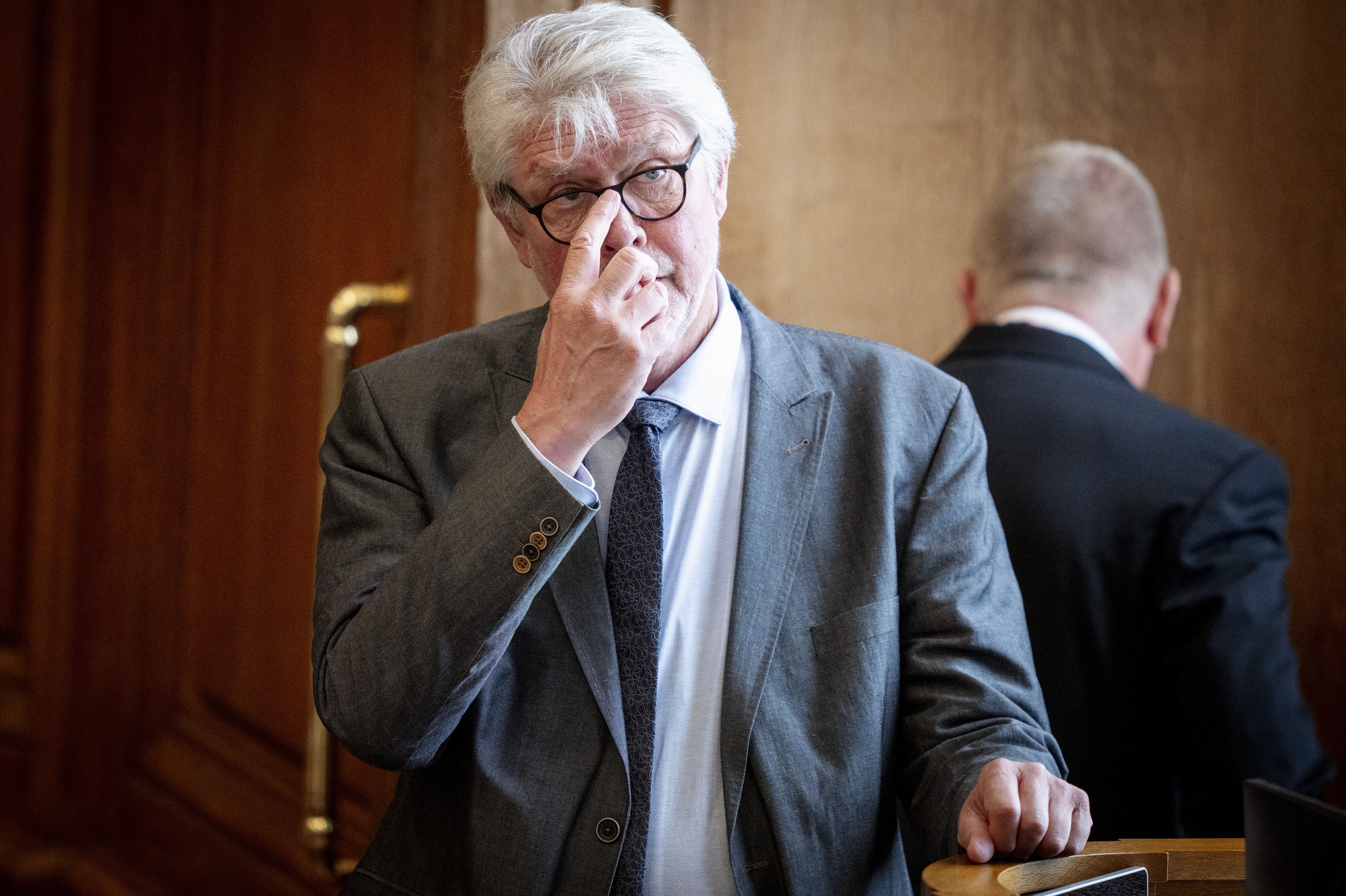 SF's Karsten Hønge, der er formand for Det Udenrigspolitiske Nævn, har samlet alle partierne i nævnet og indstillet til, at anonymisering droppes i Afghanistan-udredning.
