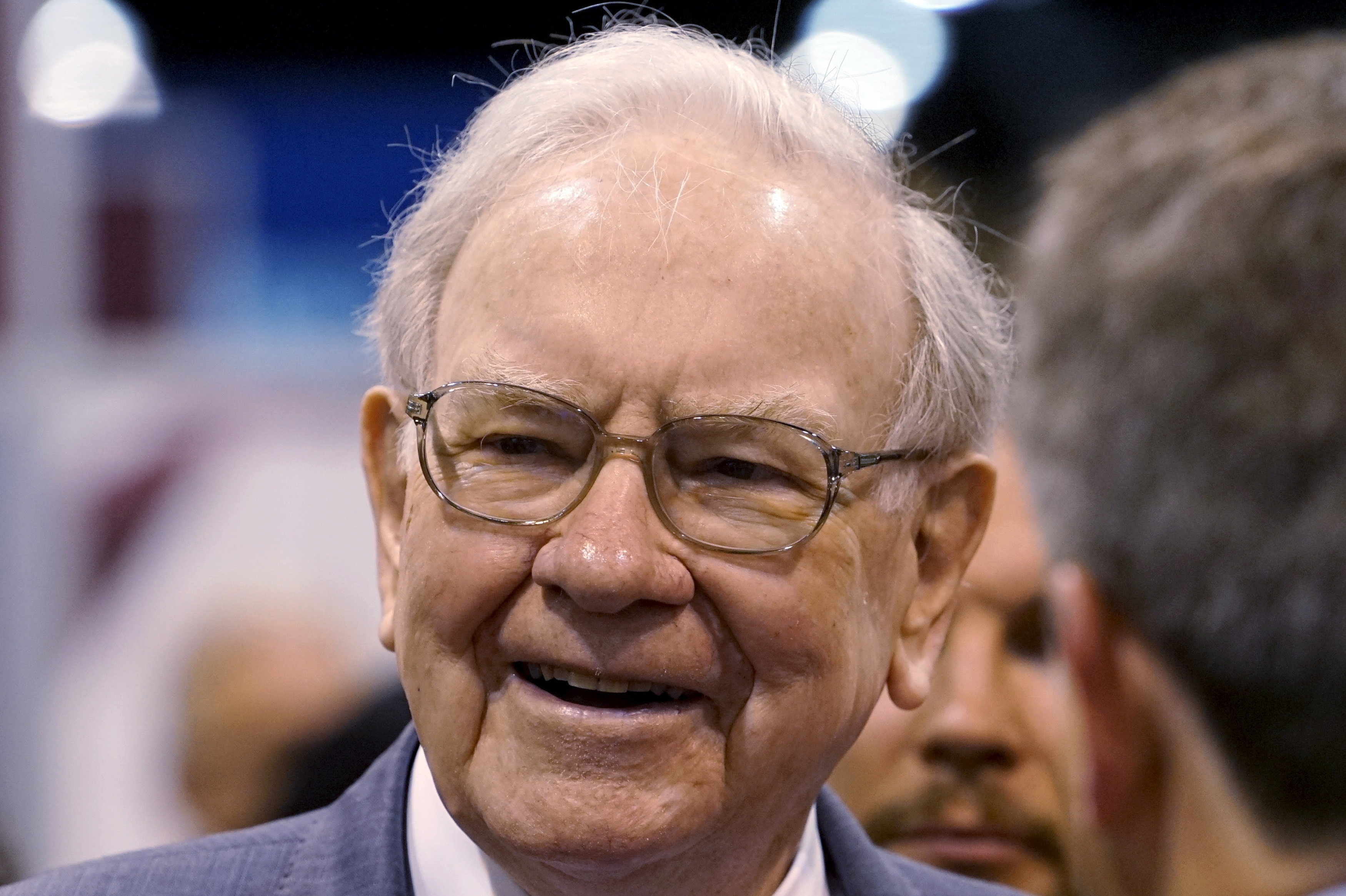 På billedet ses Warren Buffet forud for et årsmøde i 2015. Den i dag 96-årige investor er blandt verdens rigeste personer. (Arkivfoto).
