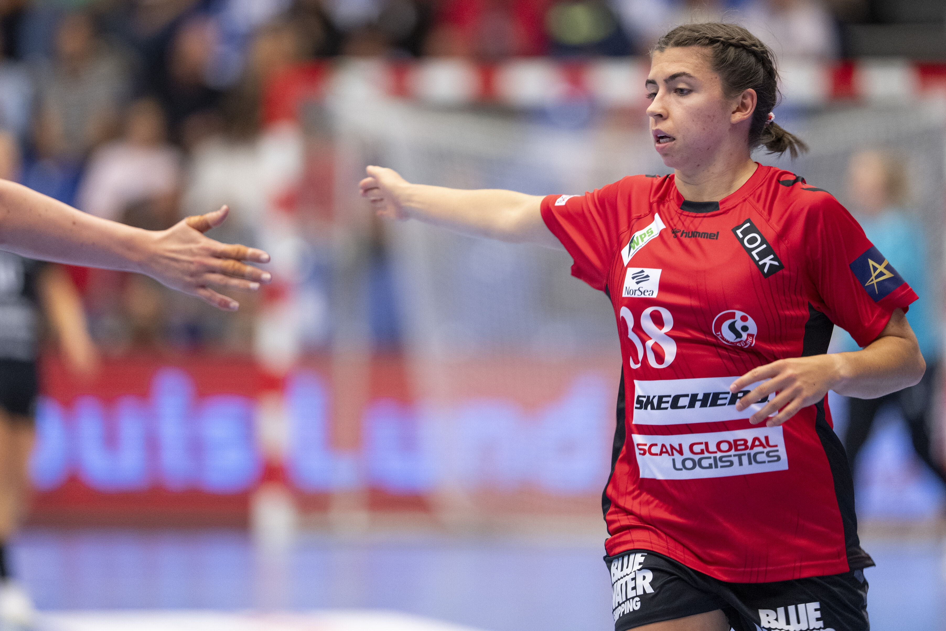 Den schweiziske fløjspiller Mia Emmenegger har forlænget sin aftale med Team Esbjerg. (Arkivfoto).