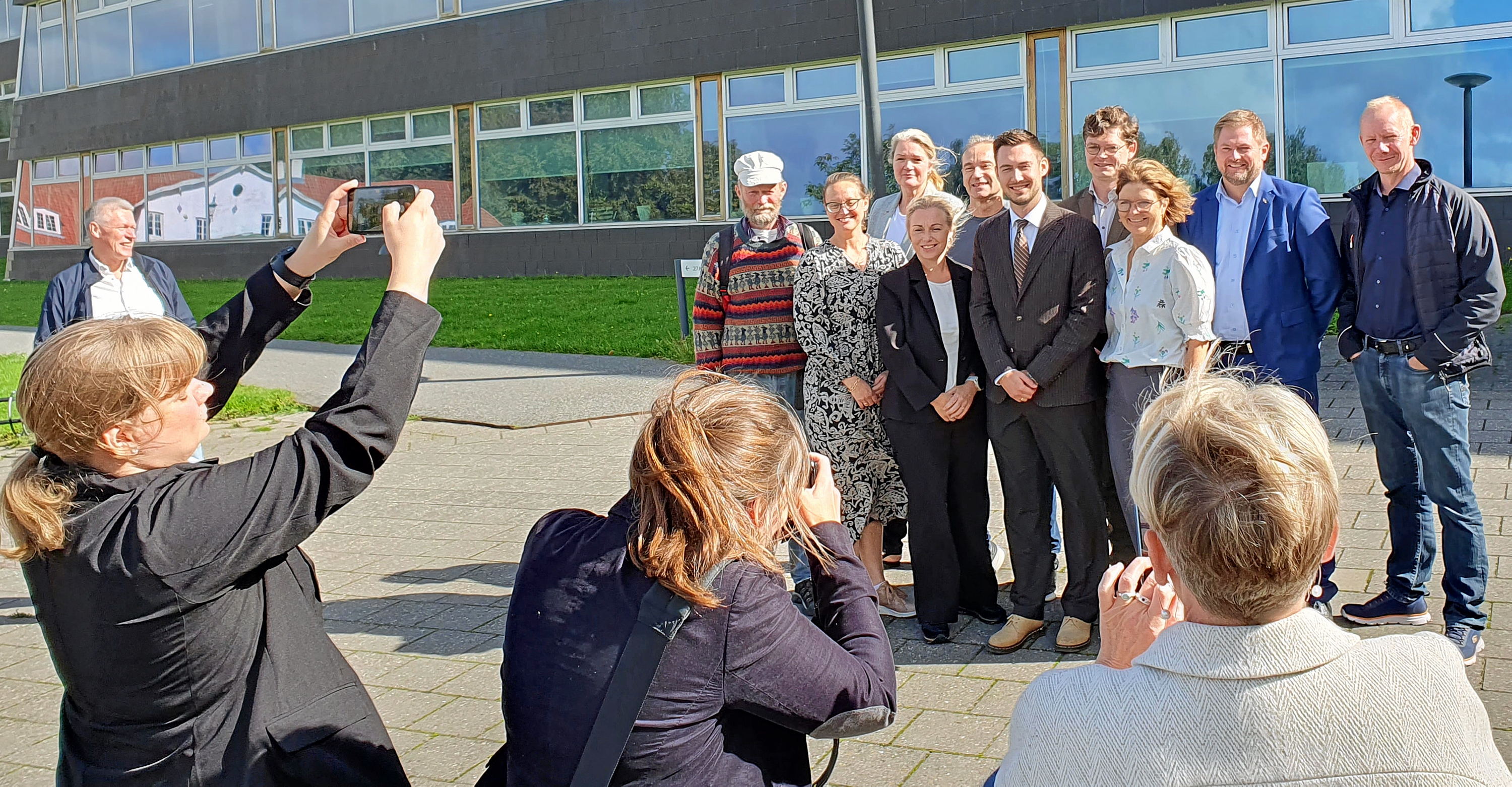 Der var lutter smil, da politikerne præsenterede et bredt budgetforlig i Hillerød.