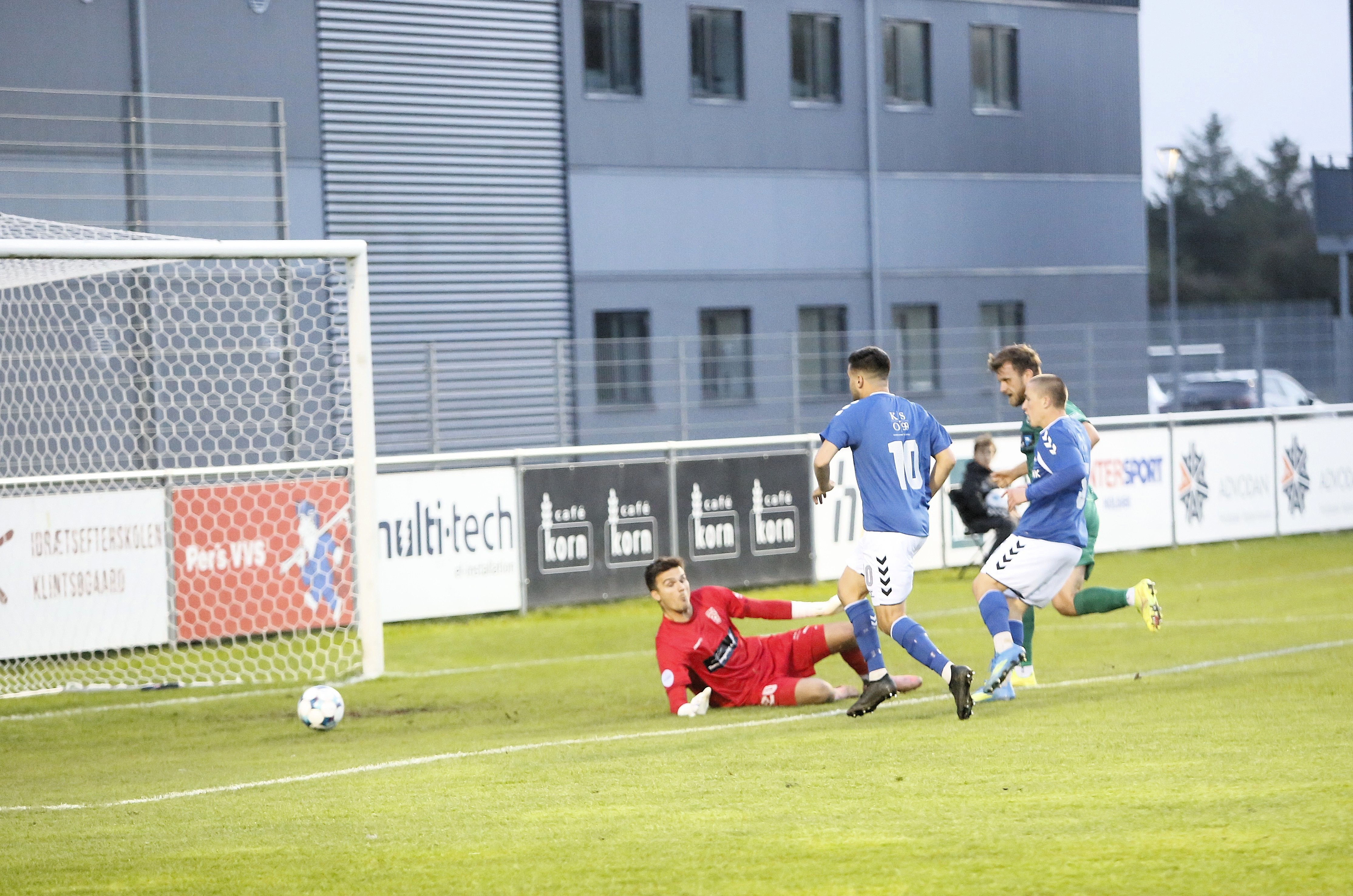 Marc Garly (th.) udligner hér for Holbæk til 1-1 - uden chance for Ringsted-keeper Andreas Fischer.
