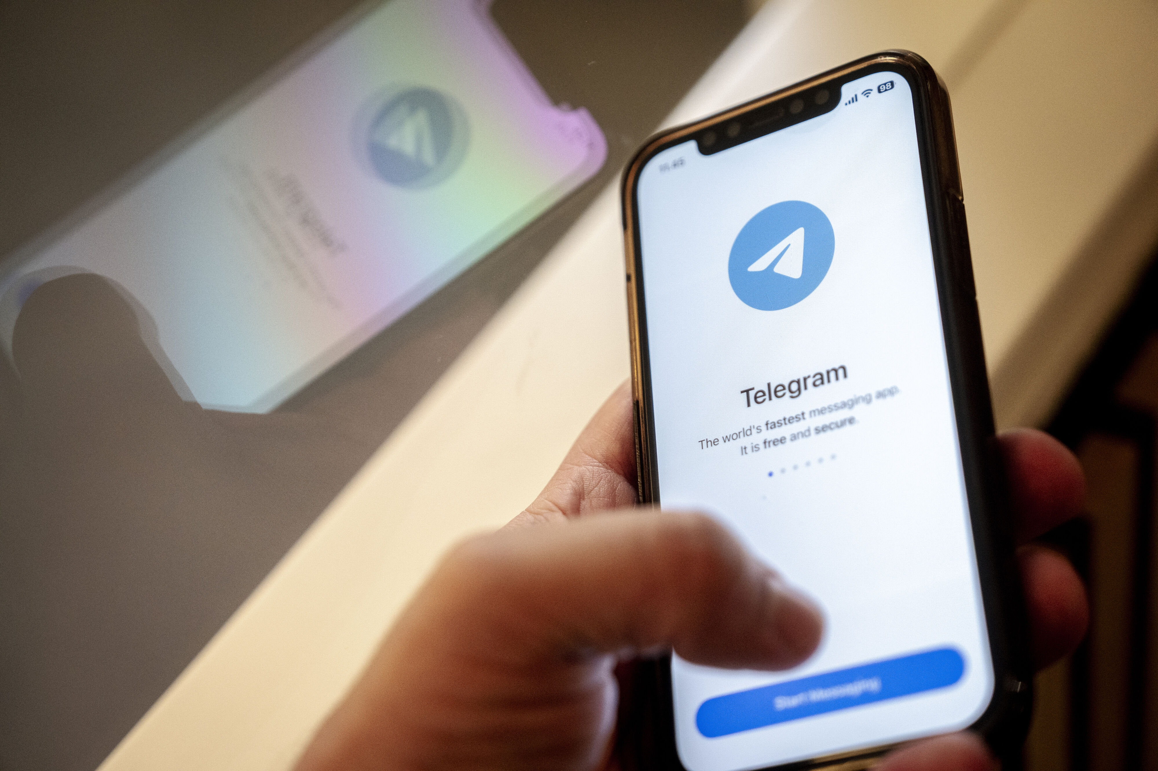 Telegram er en beskedtjeneste med chats og større kanaler. Kanalerne bruges til at sende indhold ud til følgere. (Arkivfoto).