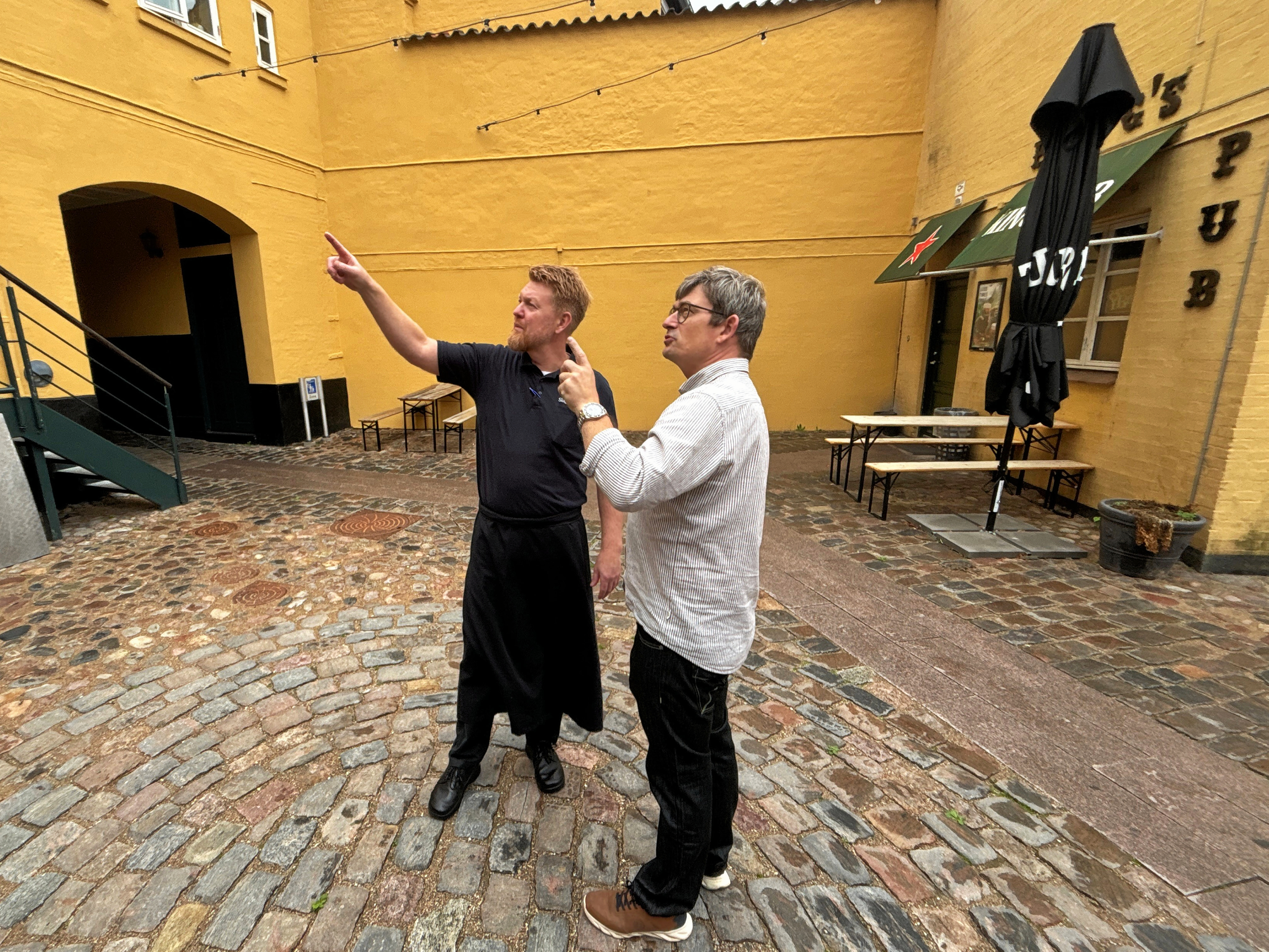 Slagter Jacob Nielsen planlægger sammen med Klaus Vig Ødegaard at arrangere et julemarked bag slagterbutikken i Kordilgade. Markedet får navnet Smagsløgenes Julemarked og finder sted den 12. december.