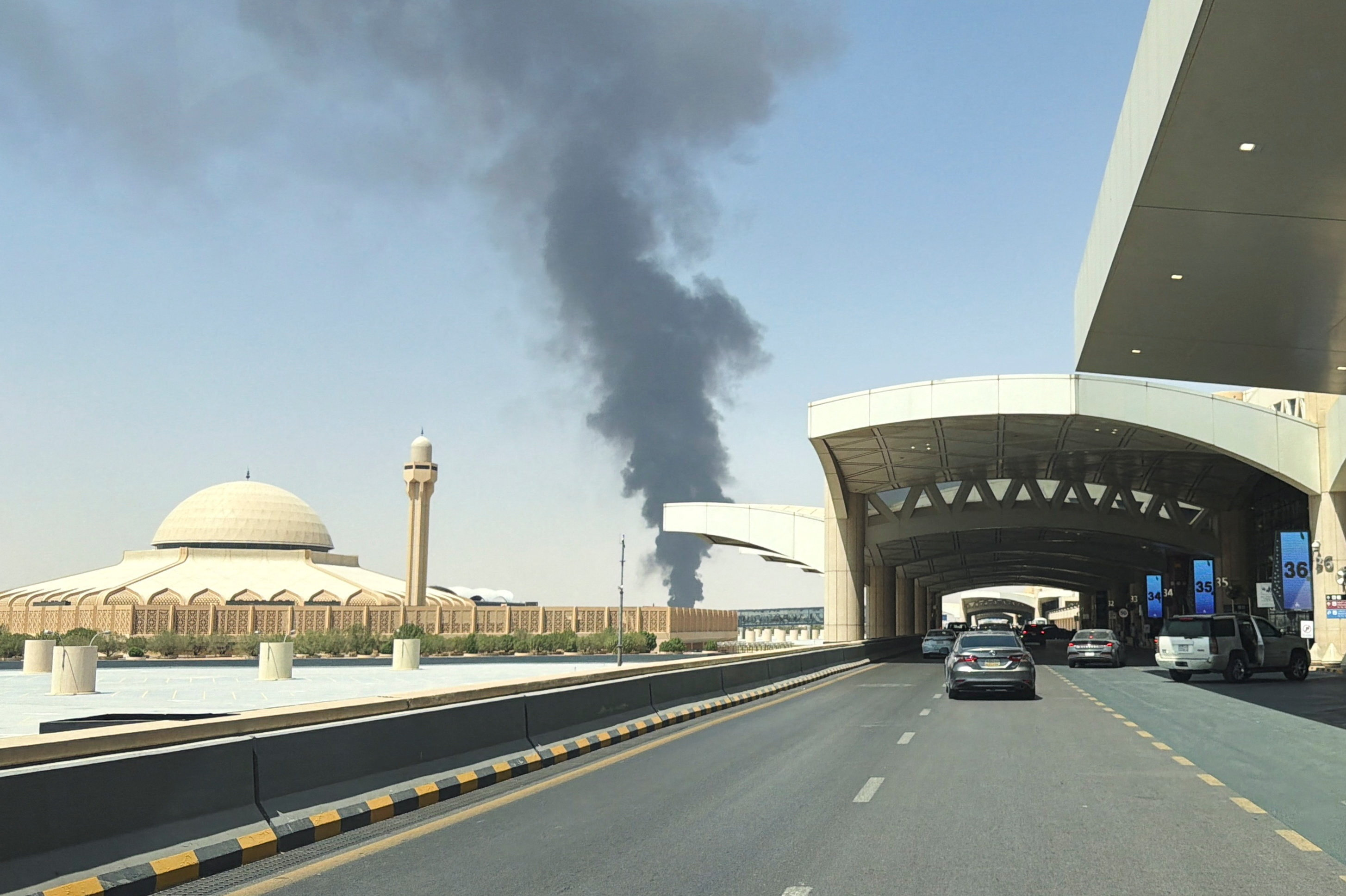 Øjenvidner rapporterer til Reuters og AFP om sort røg i nærheden af lufthavnen i Riyadh i Saudi-Arabien.