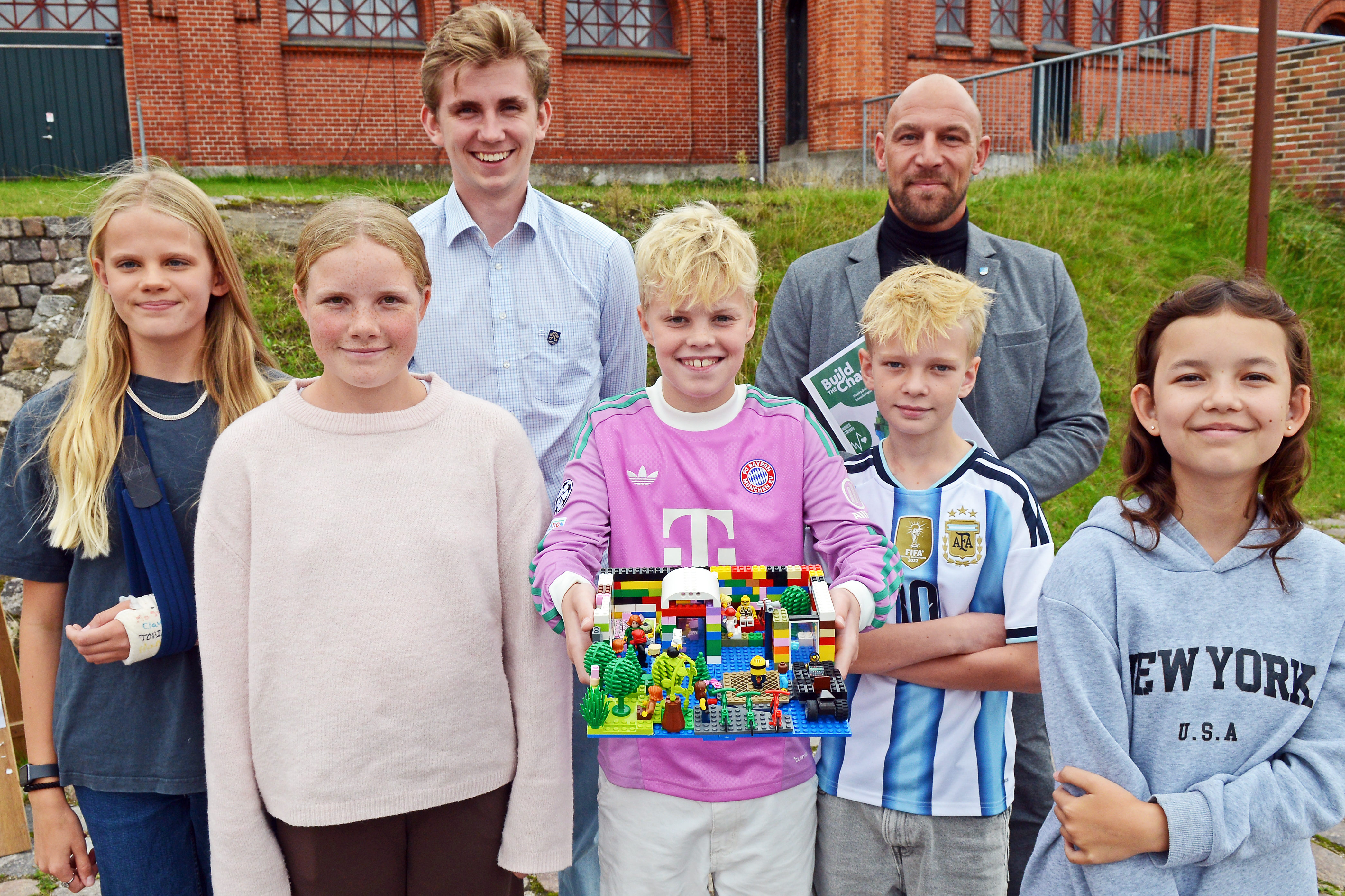 De fem seje børn fra 5. T på Holmegaardskolen afd. Toksværd ses her. Fra venstre Bianca Mathilde Isen, Lua Sofie Skov Olsen, Elliott Bille Berger, Nilas Klæstrup Fibecker og Lilly Lindblad Jensen. De ses her sammen med de to politikere fra Børne-, Skole- og Uddannelsesudvalget. Gustav Mortensen (A) og Kasper Schneider (LA).