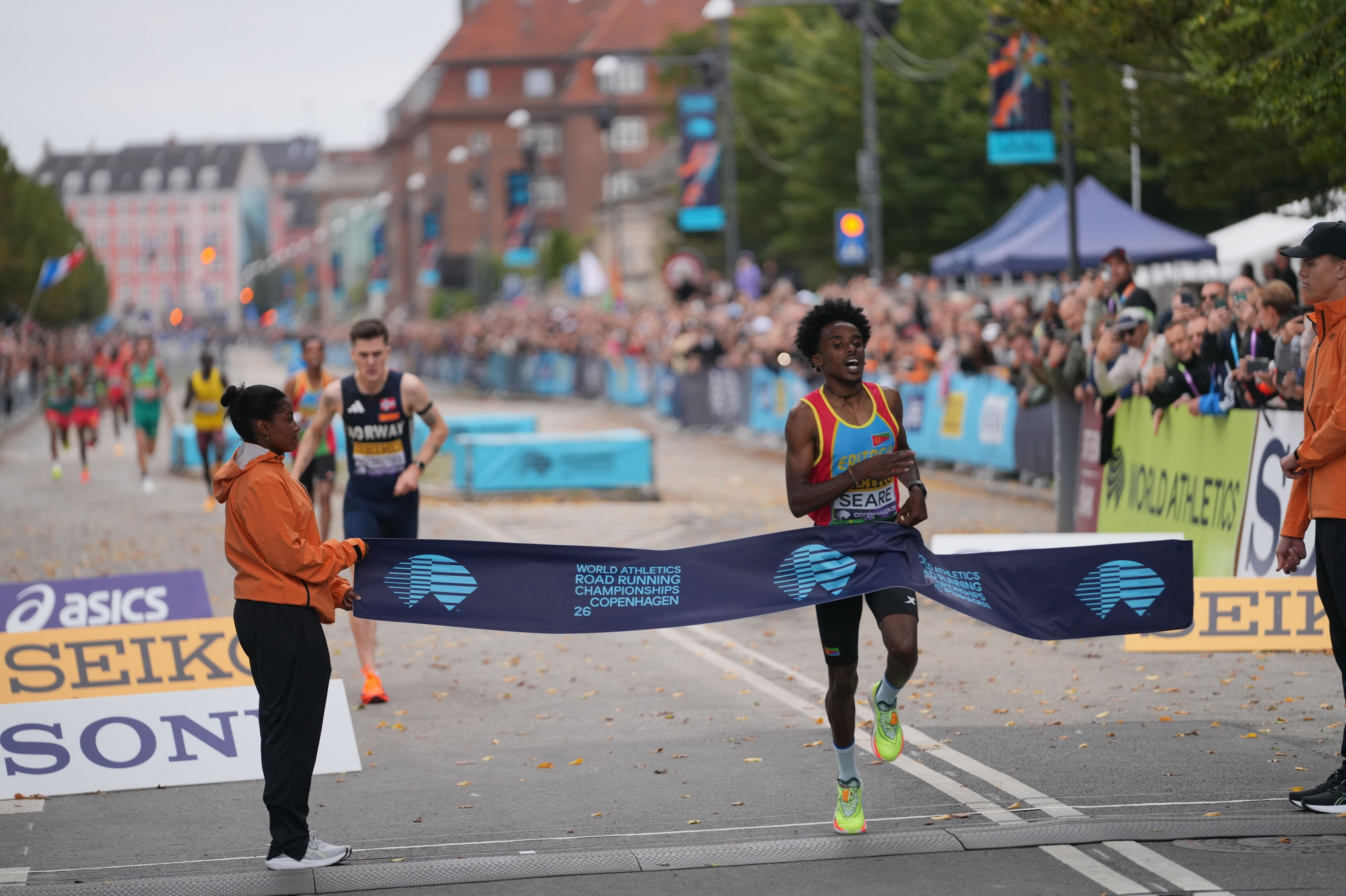 Dawit Seare fra Eritrea leverede en suveræn slutspurt, der tog pusten fra Jakob Ingebrigtsen.