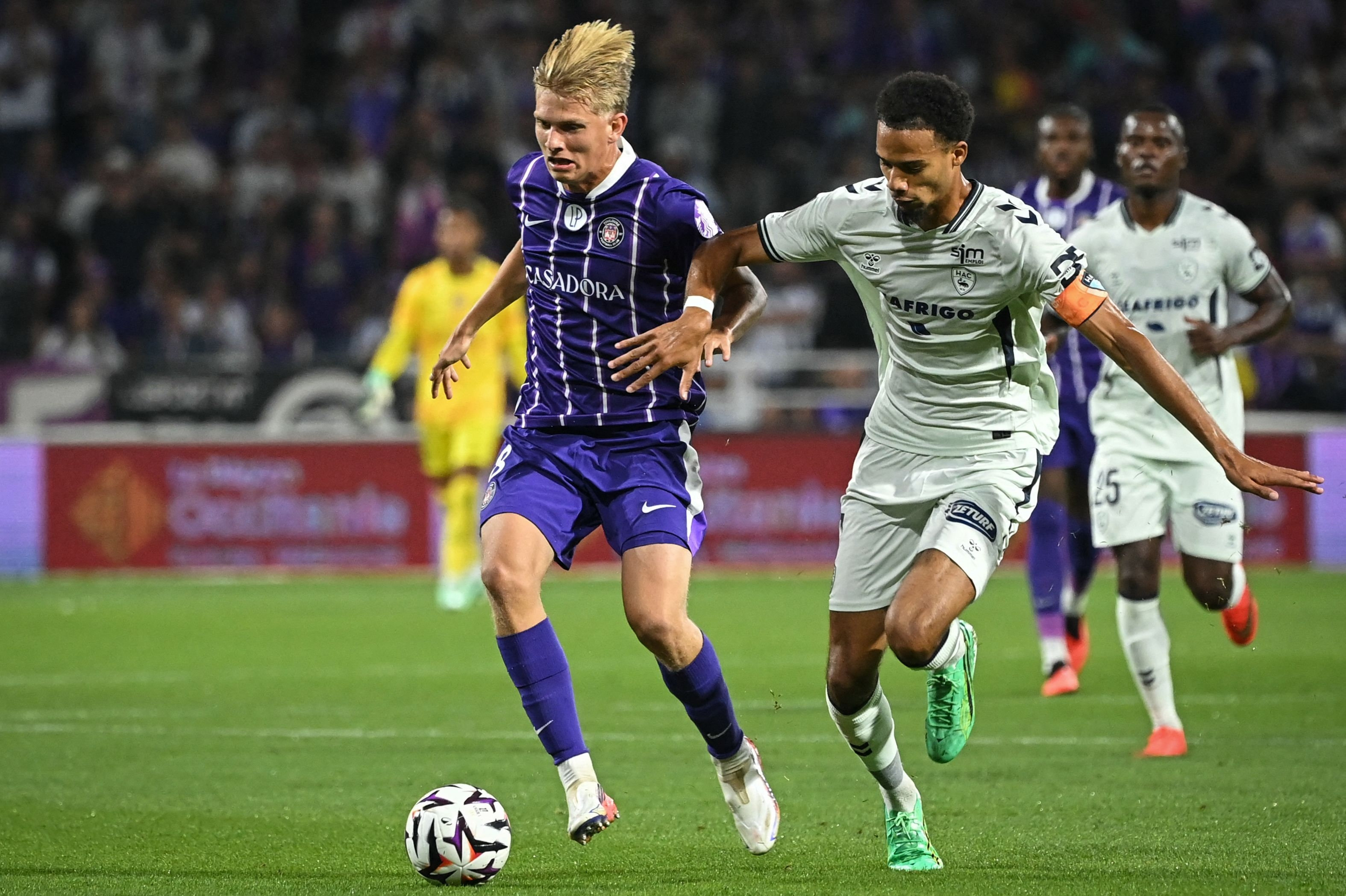 Thomas Jørgensen (til venstre) har været flyvende efter sit sommerskifte fra Viborg til Toulouse og skal derfor med landsholdet i de kommende uger.