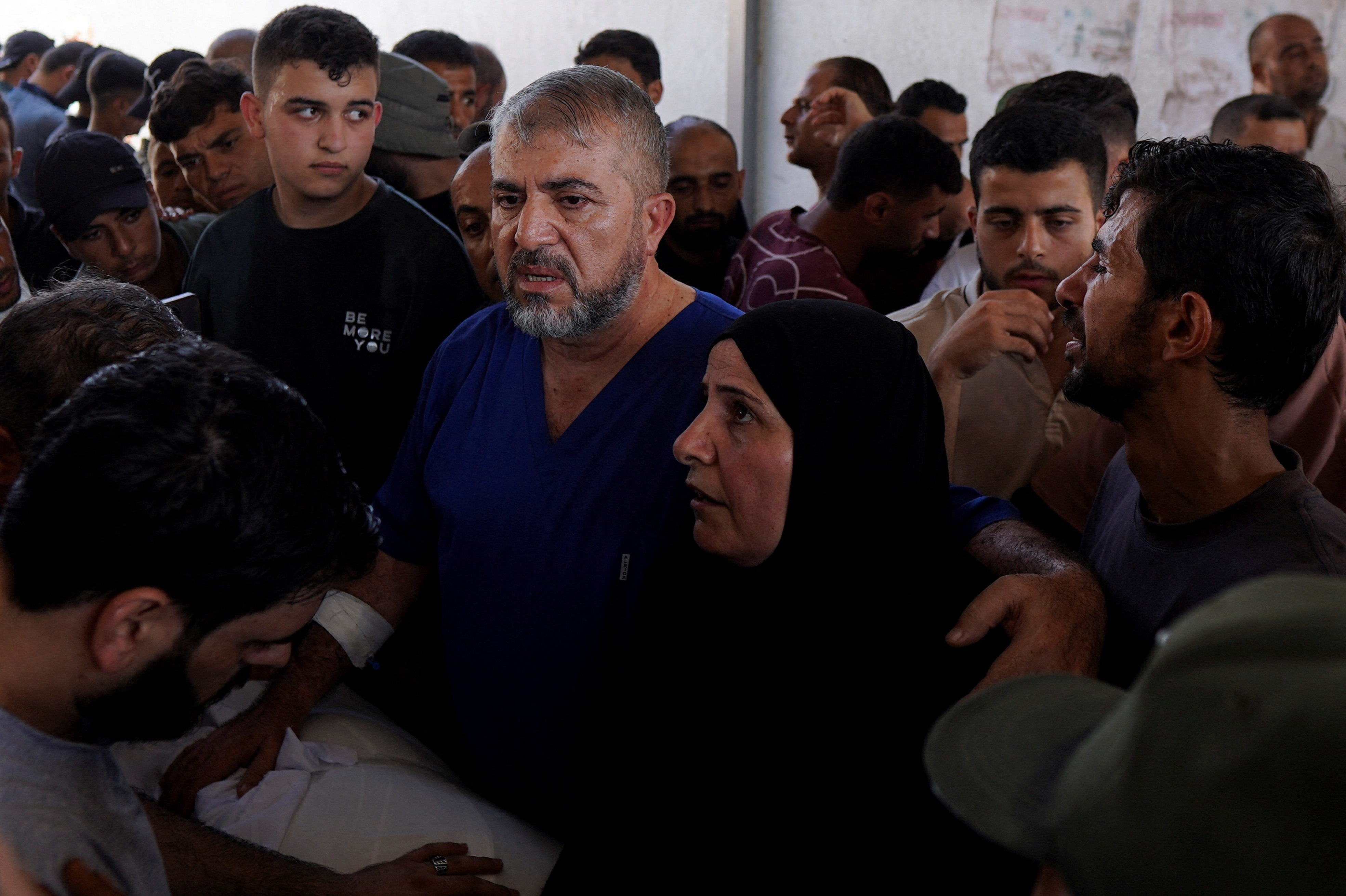 Billede fra lørdag viser Munir al-Bursh, som står i spidsen for Gazas sundhedsministerium, og hans hustru til begravelse for deres søn, som ifølge myndighederne mistede livet i israelsk angreb.