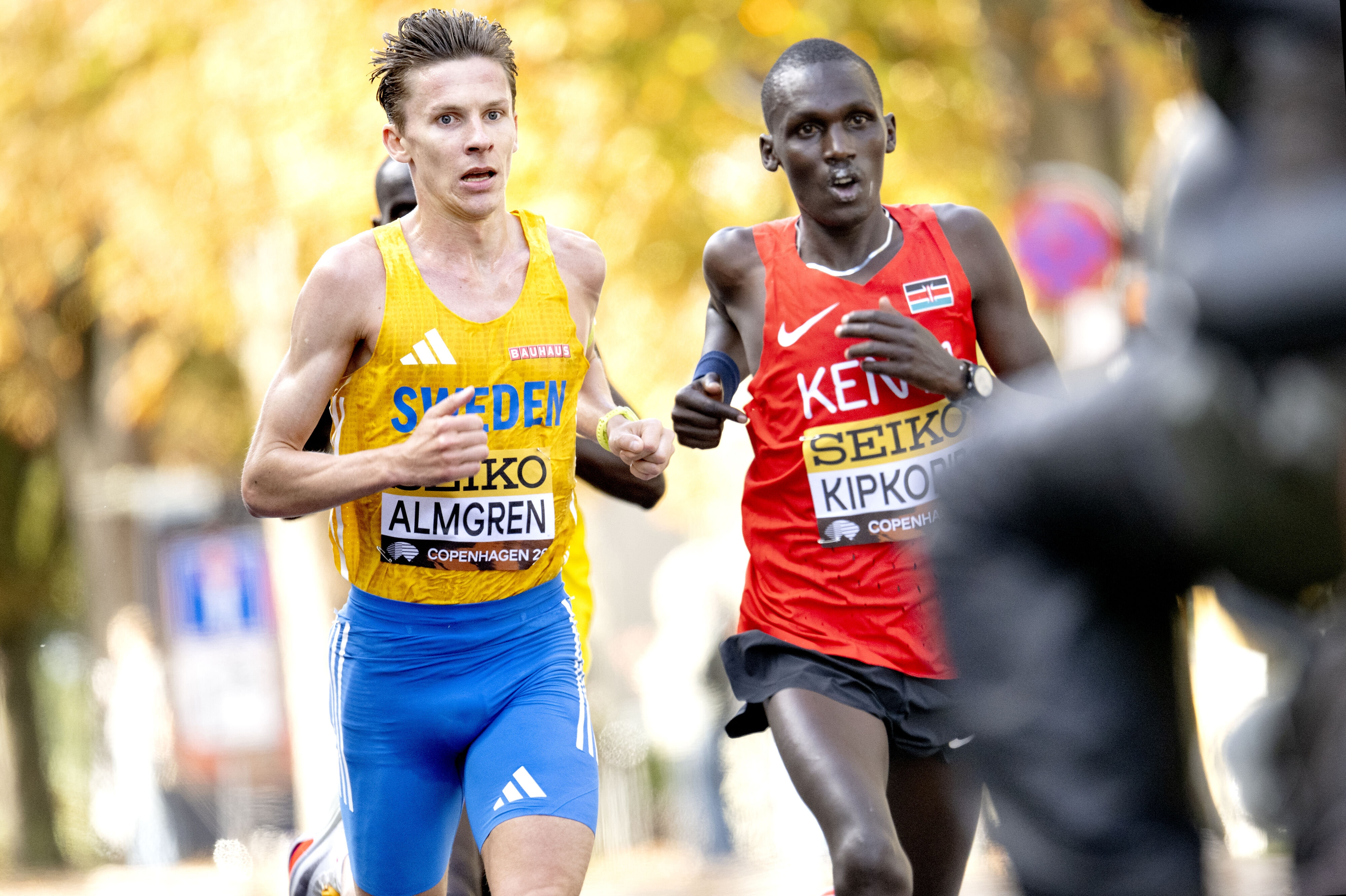 Svenske Andreas Almgren løb fra kenyaneren Nicholas Kipkorir på de sidste meter og blev en overraskende vinder af VM.