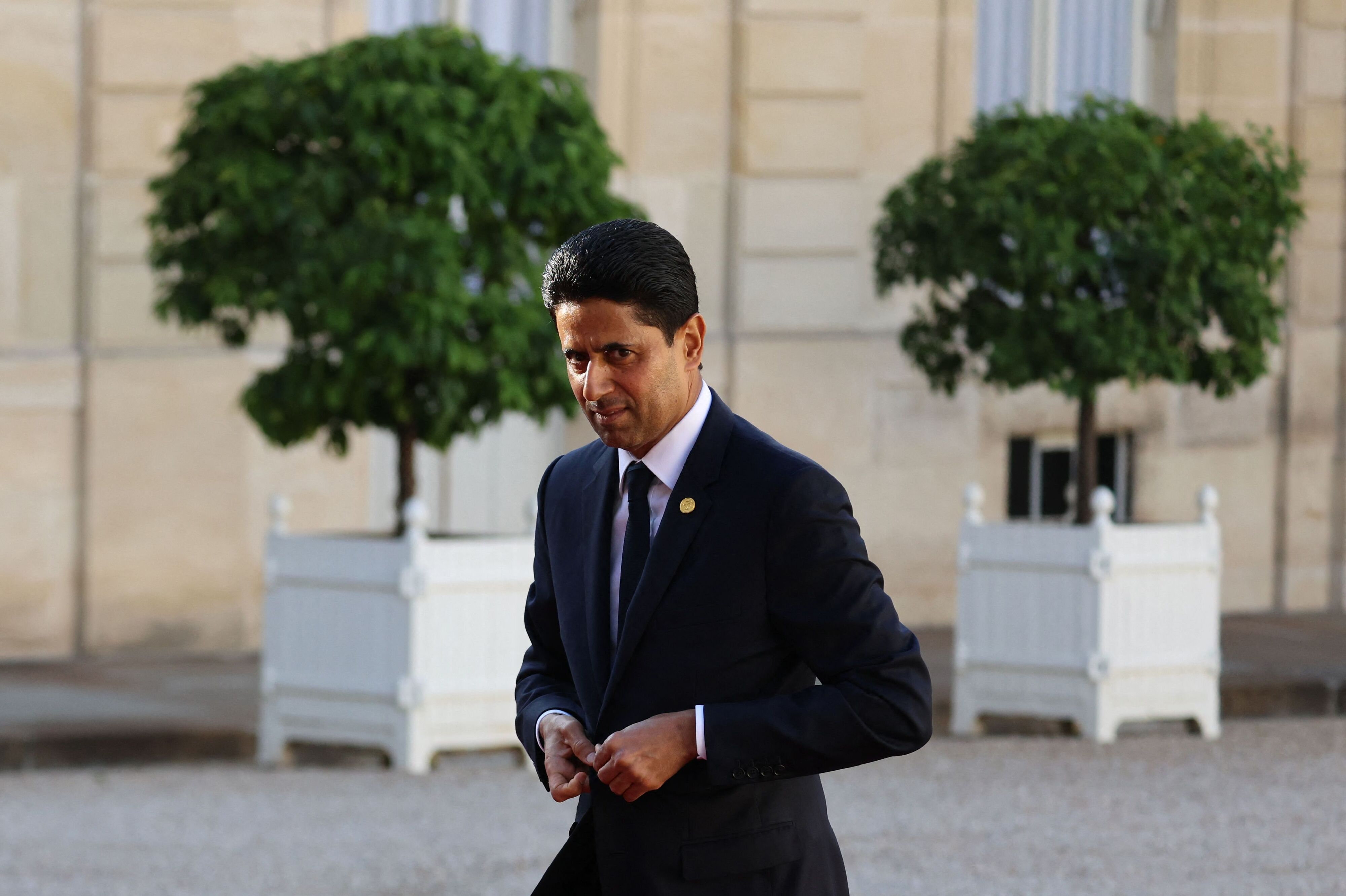Paris Saint-Germains præsident, Nasser al-Khelaifi, er under efterforskning i Frankrig for interessekonflikt. Her ses han ankomme til en statsmiddag på Élysée-palæet i Paris i juni. (Arkivfoto).