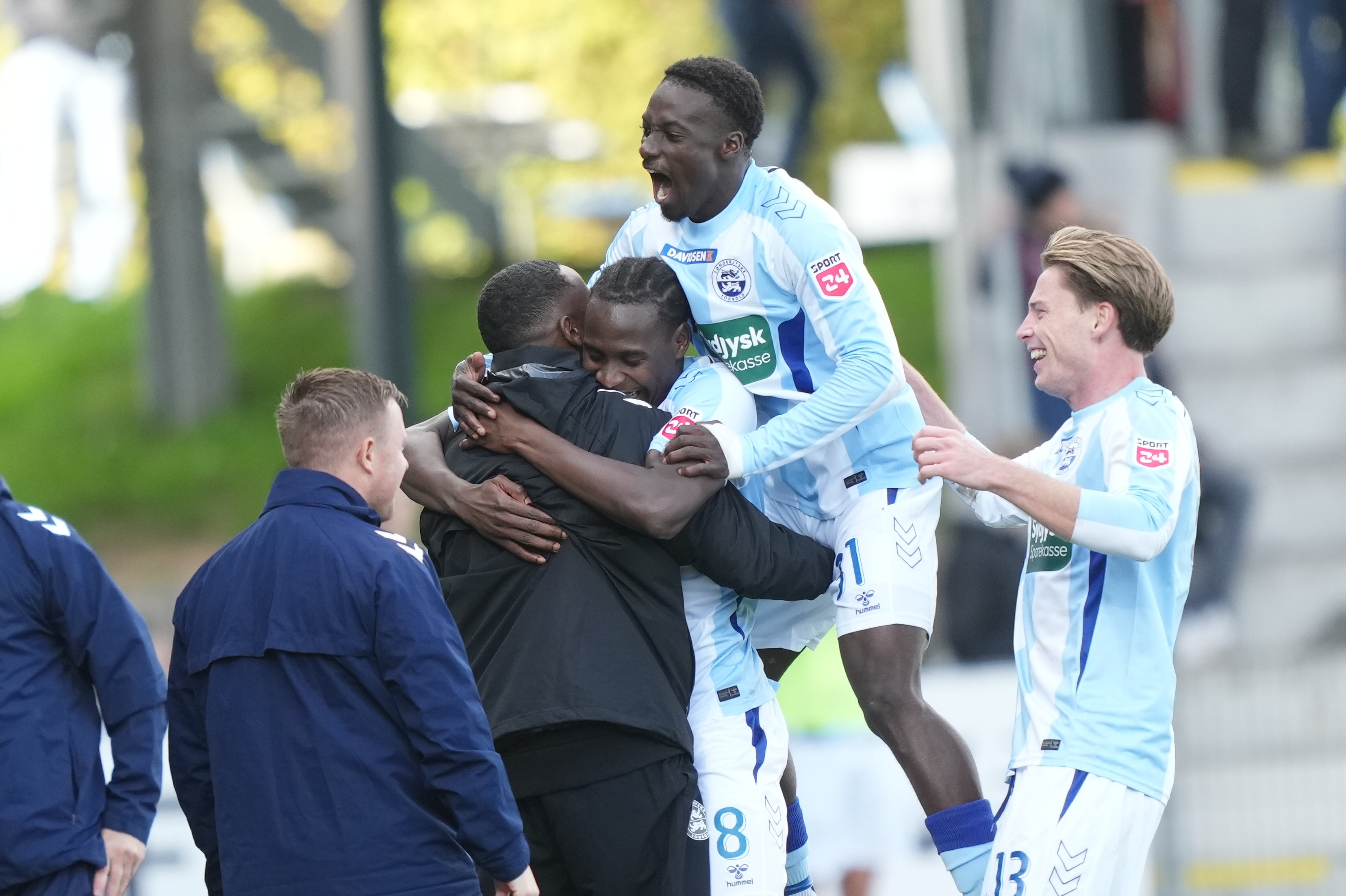 Mohamed Cherif omfavnede cheftræner Fatah Abdirahman efter Sønderjyskes scoring til 3-1.
