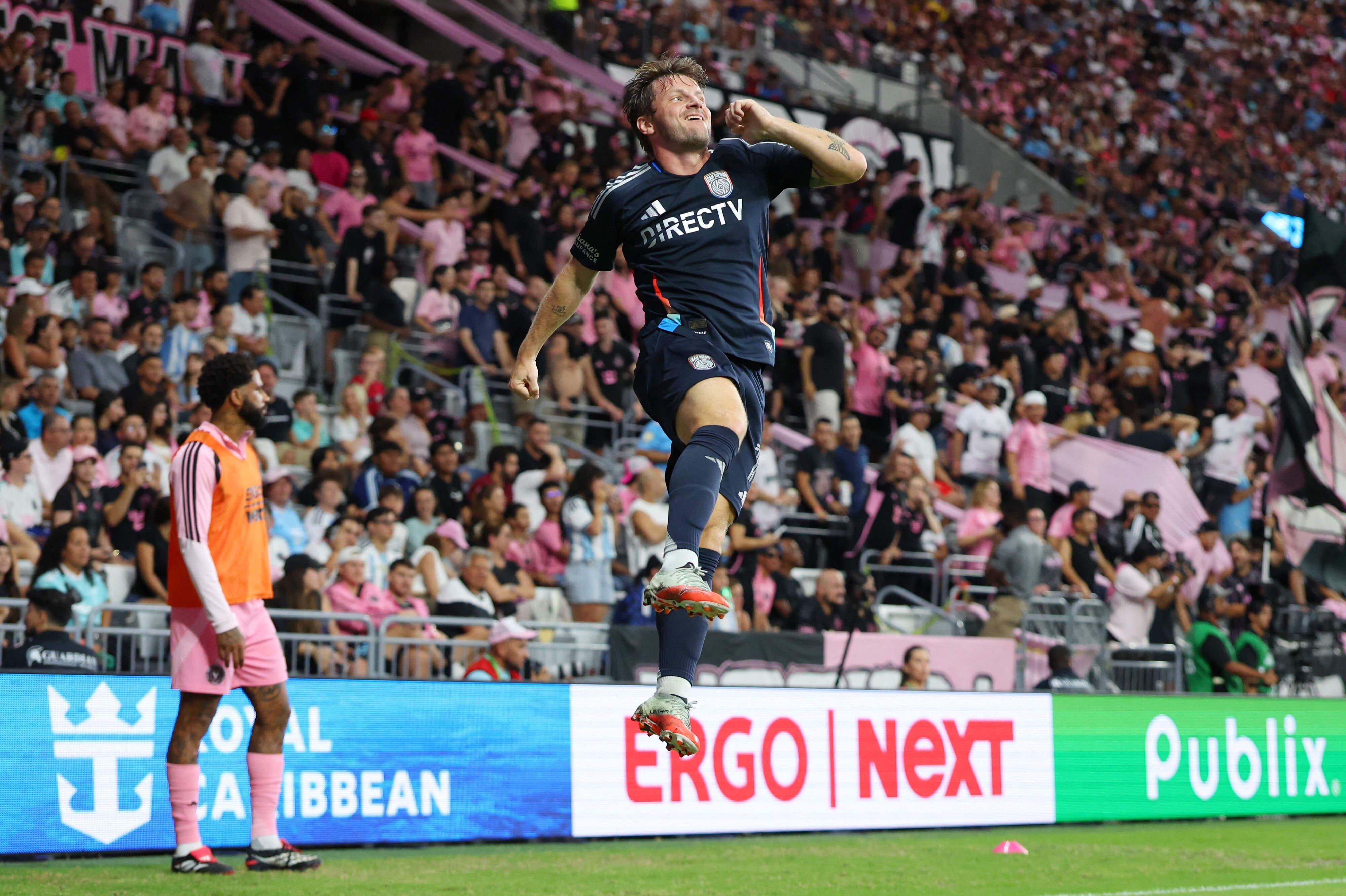 Anders Dreyer fejrer sin scoring til 1-0 mod Inter Miami. Dreyer scorede begge mål for San Diego i kampen, der endte uafgjort.