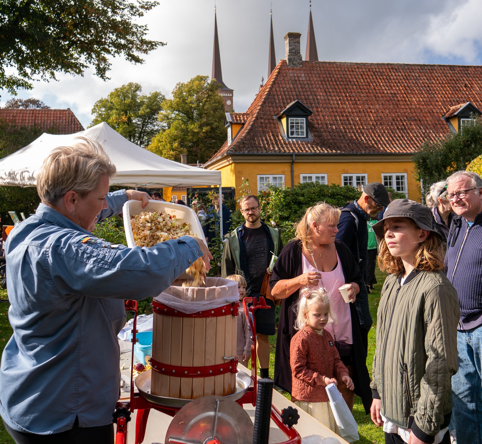 Da biskoppens have åbnede, klarede vejret op, og solen nåede frem til de mange fremmødte.