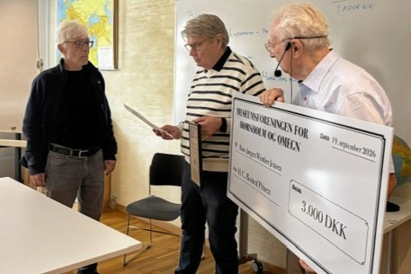 Overrækkelse af H.C. Rosted-prisen 2026. Fra venstre prismodtager Hans Jørgen Winther Jensen, formand for Museumsforeningen Peter Melander Brandi og Hans Christian Bjerg.