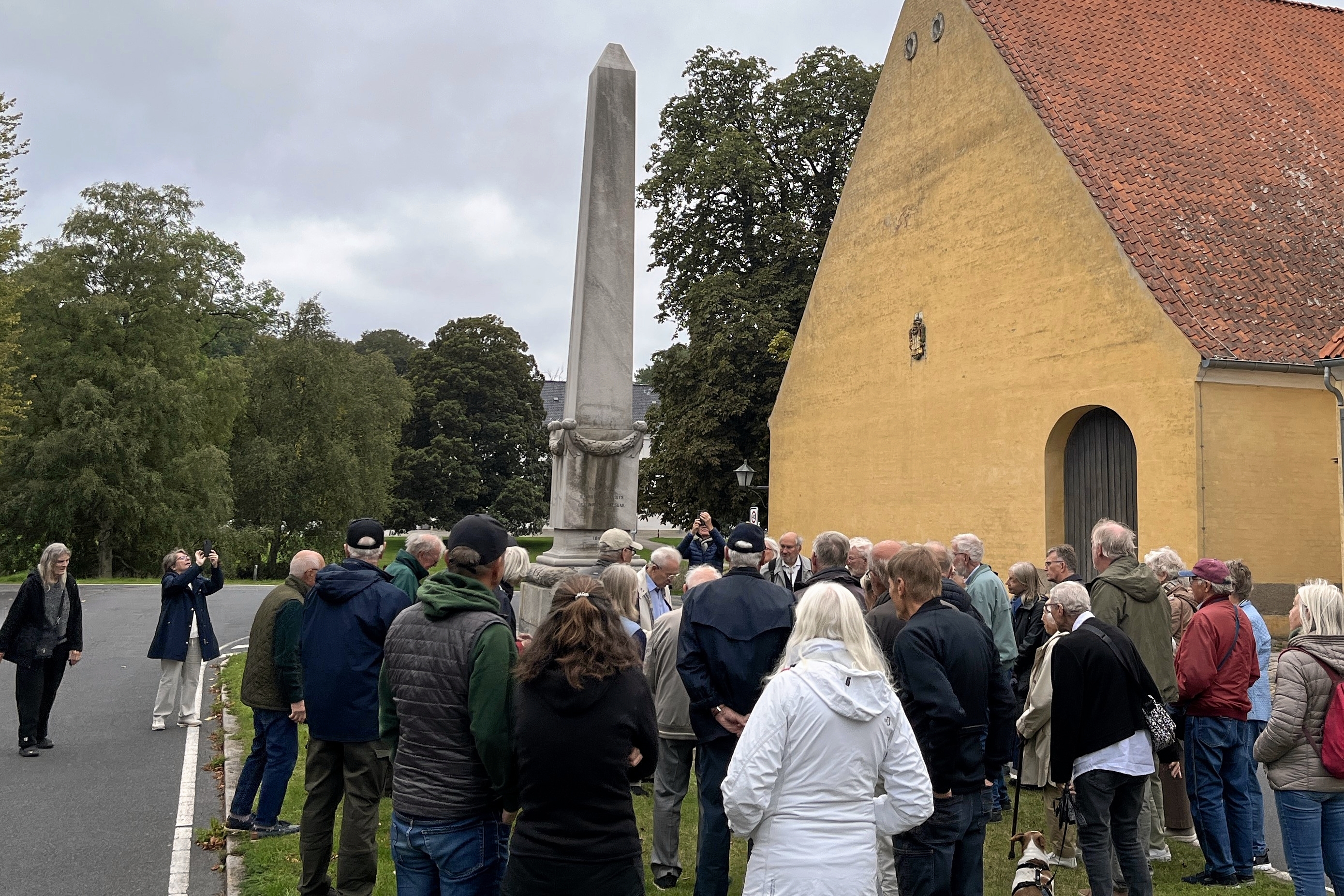 Ved lørdagens arrangement om Stolberg Støtten på Sdr. Jagtvej, uddelte Museumsforeningen for Hørsholm og Omegn H.C. Rosted-prisen 2026. - Presse Ved lørdagens arrangement om Stolberg Støtten på Sdr. Jagtvej, uddelte Museumsforeningen for Hørsholm og Omegn H.C. Rosted-prisen 2026.