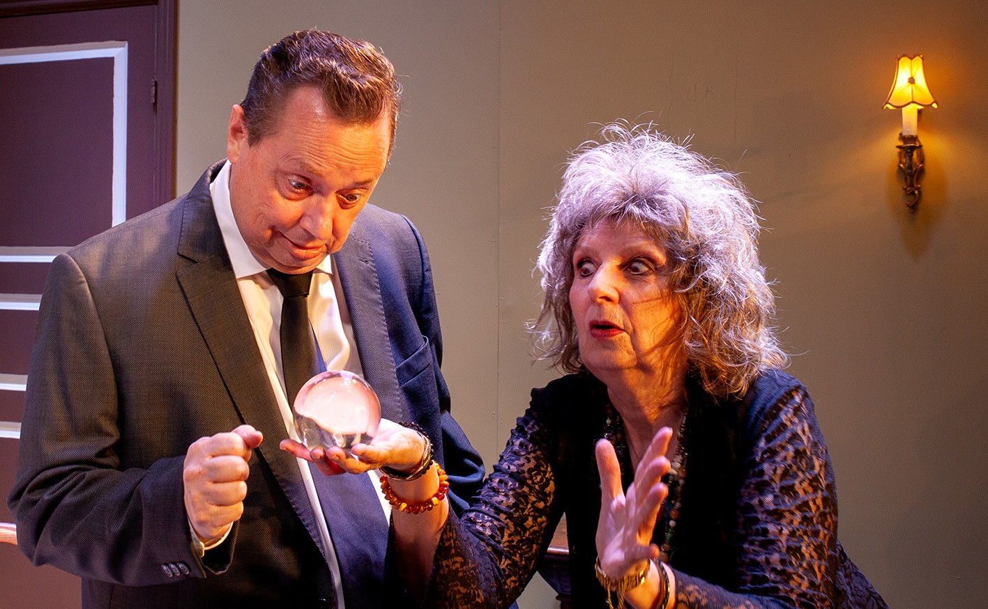 Niels Weiglin og Trine Villumsen er to af de medvirkende i komedien "Min kone spøger".