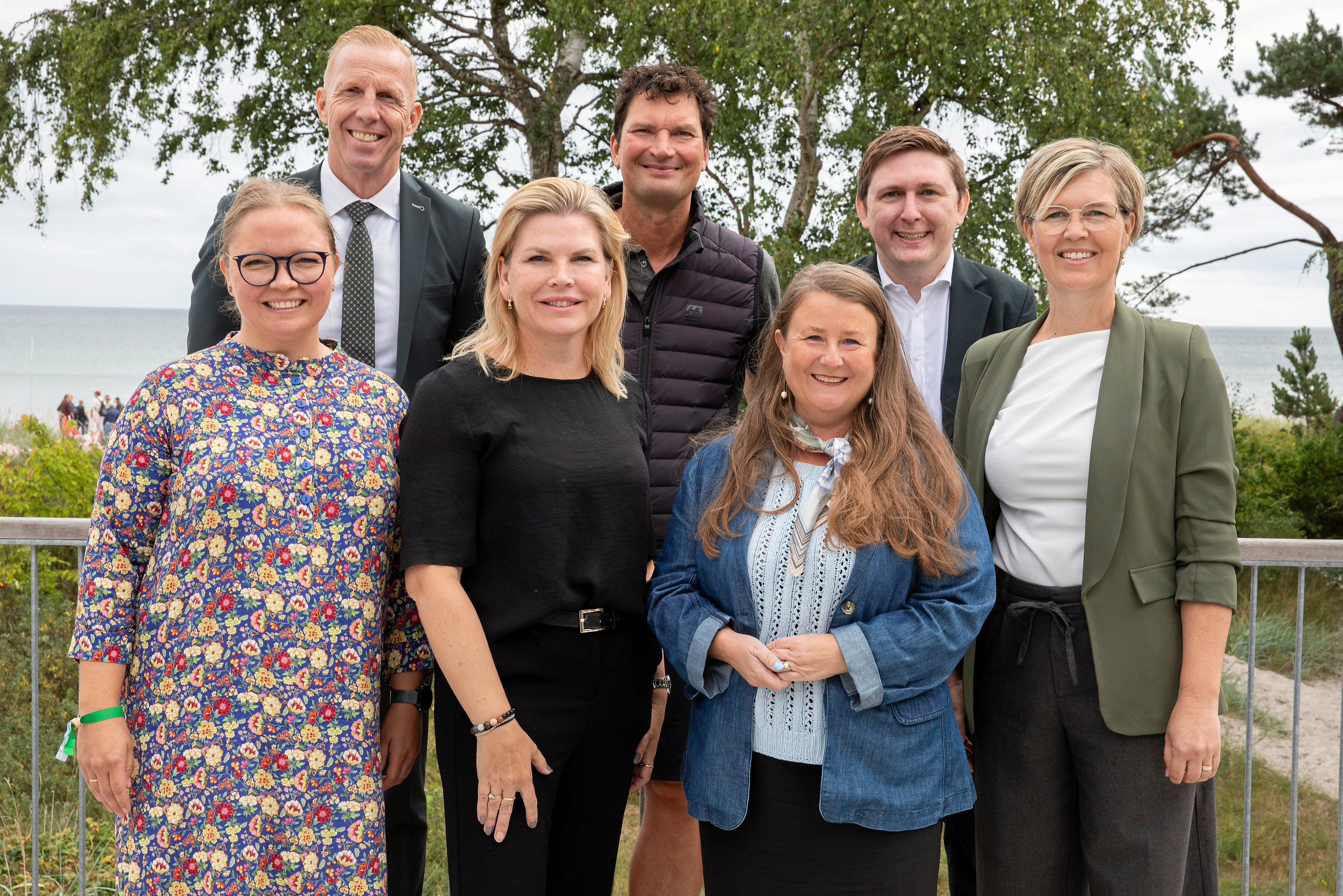 Borgmestrene i Køge Bugt Alliancen vil beskytte bugten mod forurening af byggerier ud for Hvidovre Kommune. Fra venstre er det Maja Højgaard (S), Brøndby, Ken Kristensen (V), Køge, Pernille Beckmann (V), Greve, Henrik Rasmussen (K), Vallensbæk, Merete Amdisen (S), Ishøj, Emil Blücher (LA), Solrød, og Anette Mortensen (V), Stevns. Billedet er fra Havets Folkemøde på Solrød Strand denne sommer.