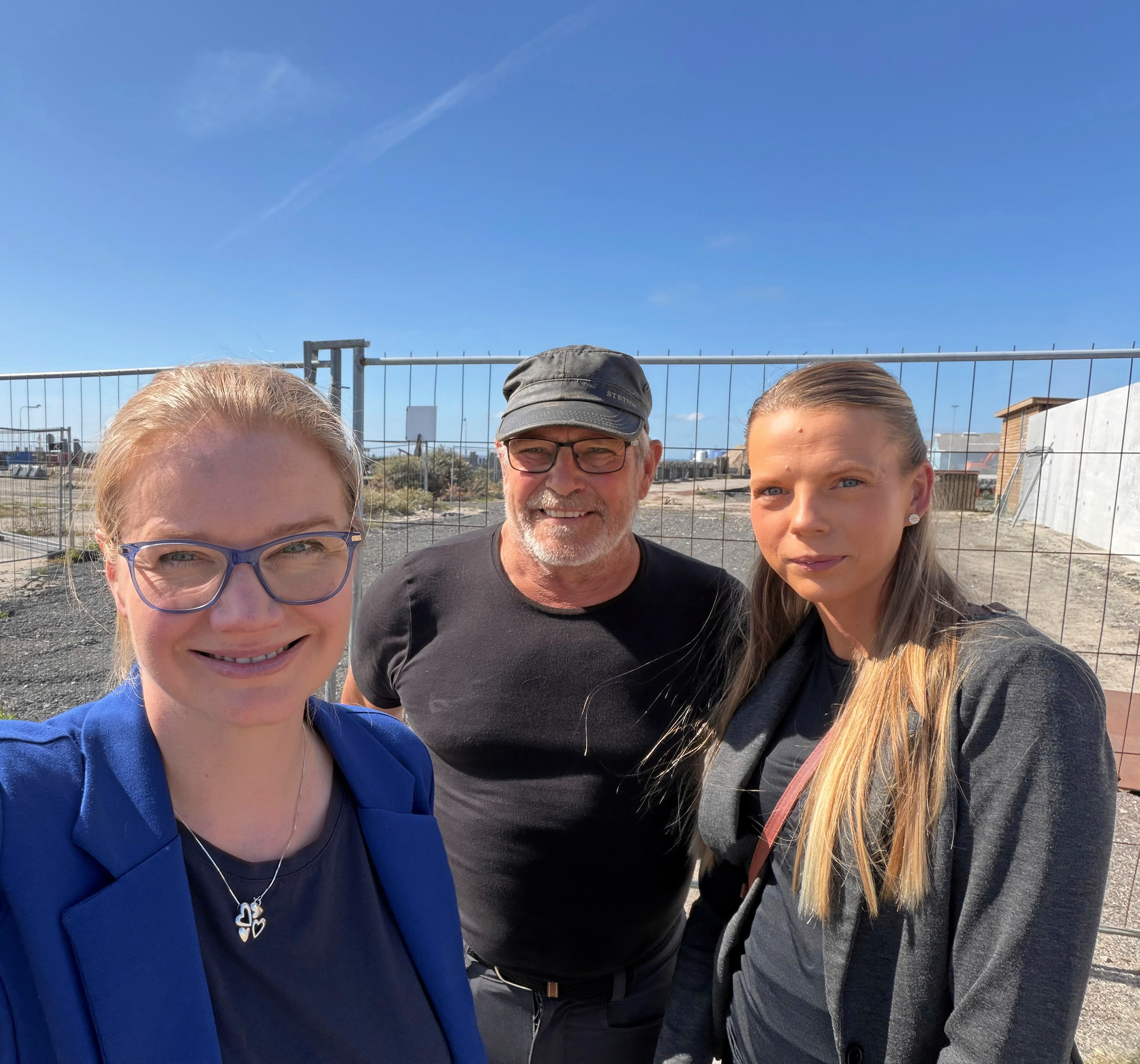 Marlene Harpsøe(tv), Ulrik Mainz og Katrine Schiller - alle Danmarksdemokraterne - arbejder på, at Hundested Havn bliver servicehavn for Hesselø Havvindmøllepark.