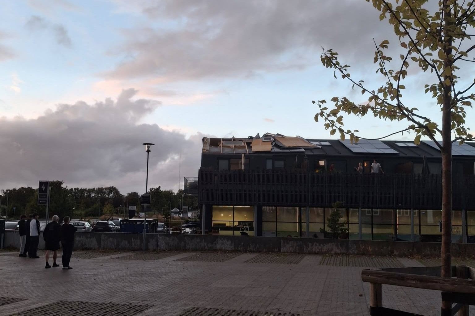 Mens Michael Sulbæk Larsen søndag aften var i Rema1000 i Hvalsø for at handle, rev en skypumpe pludselig dele af butikstaget af.