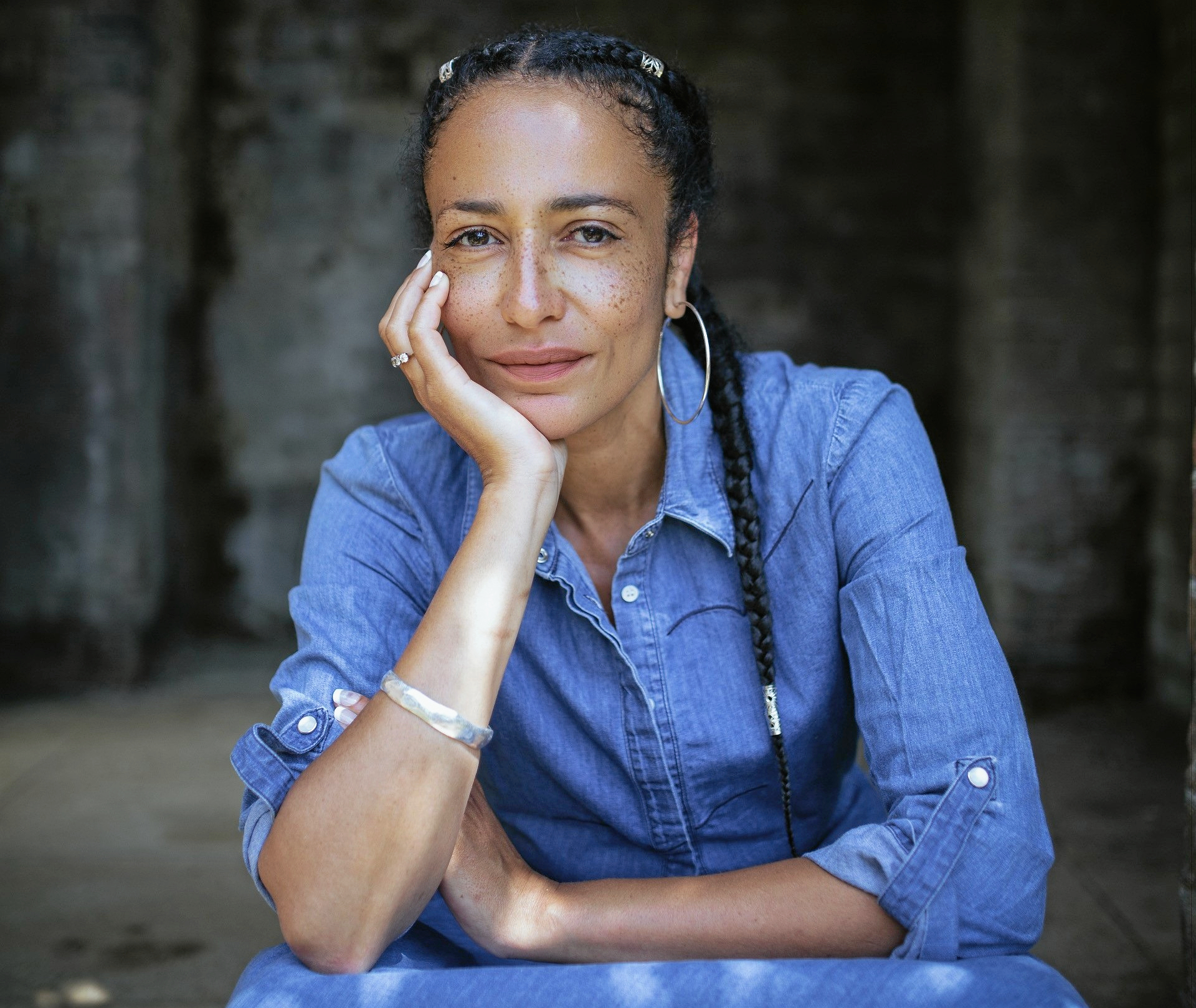 Den britiske forfatter Zadie Smith kan du opleve på Nykøbing Bibliotek, når biblioteket livestreamer et inverview med hende fra Det Kongelige Bibliotek.