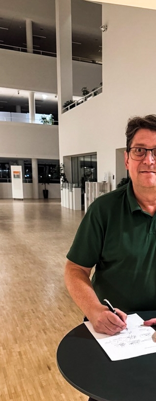 Alle partier i Egedal Byråd er med - også Socialdemokratiet, Venstre og Liberal Alliance. Det viser, at der trods politiske forskelle har været vilje til at finde fælles løsninger, skriver SF's Jens Skov, der her skriver under på budgetaftalen. - Privatfoto Alle partier i Egedal Byråd er med - også Socialdemokratiet, Venstre og Liberal Alliance. Det viser, at der trods politiske forskelle har været vilje til at finde fælles løsninger, skriver SF's Jens Skov, der her skriver under på budgetaftalen.