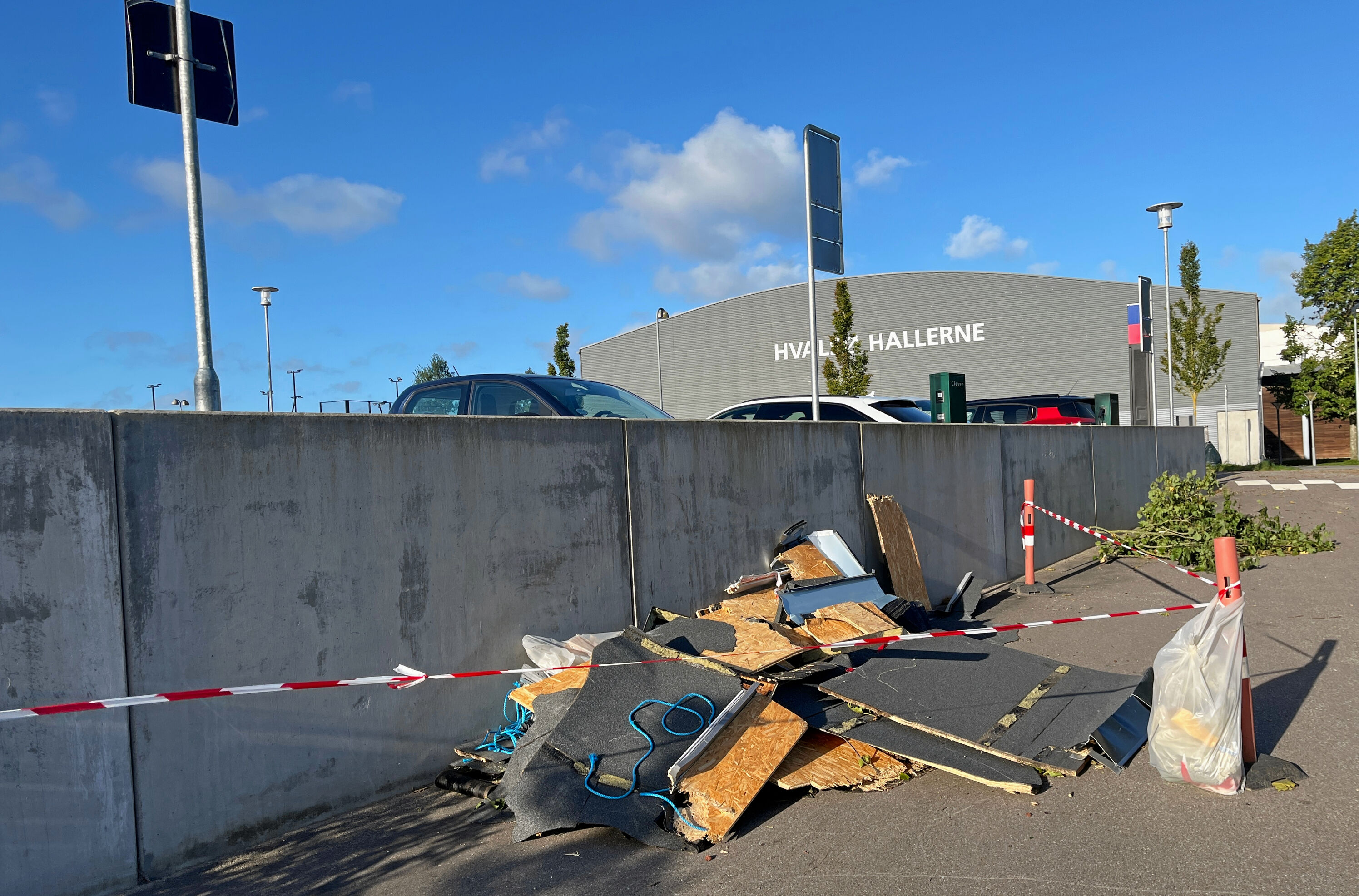 Mandag formiddag lå resterne af Lilja Barratts tag i en bunke på asfalten.