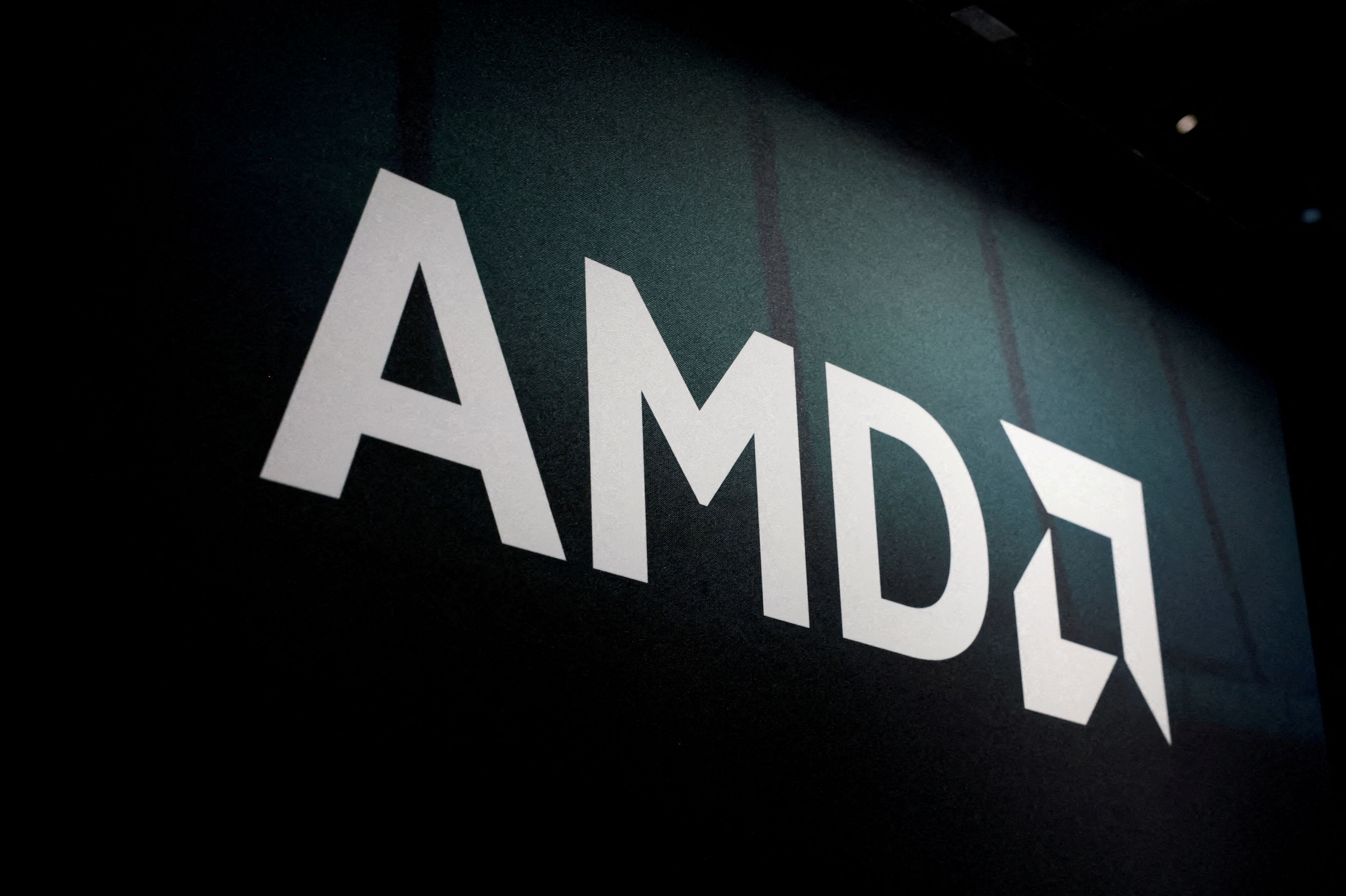 Det amerikanske chipselskab AMD runder mandag en værdi på over 1000 milliarder dollar, efter at aktien steg 10 procent mandag. (Arkivfoto).
