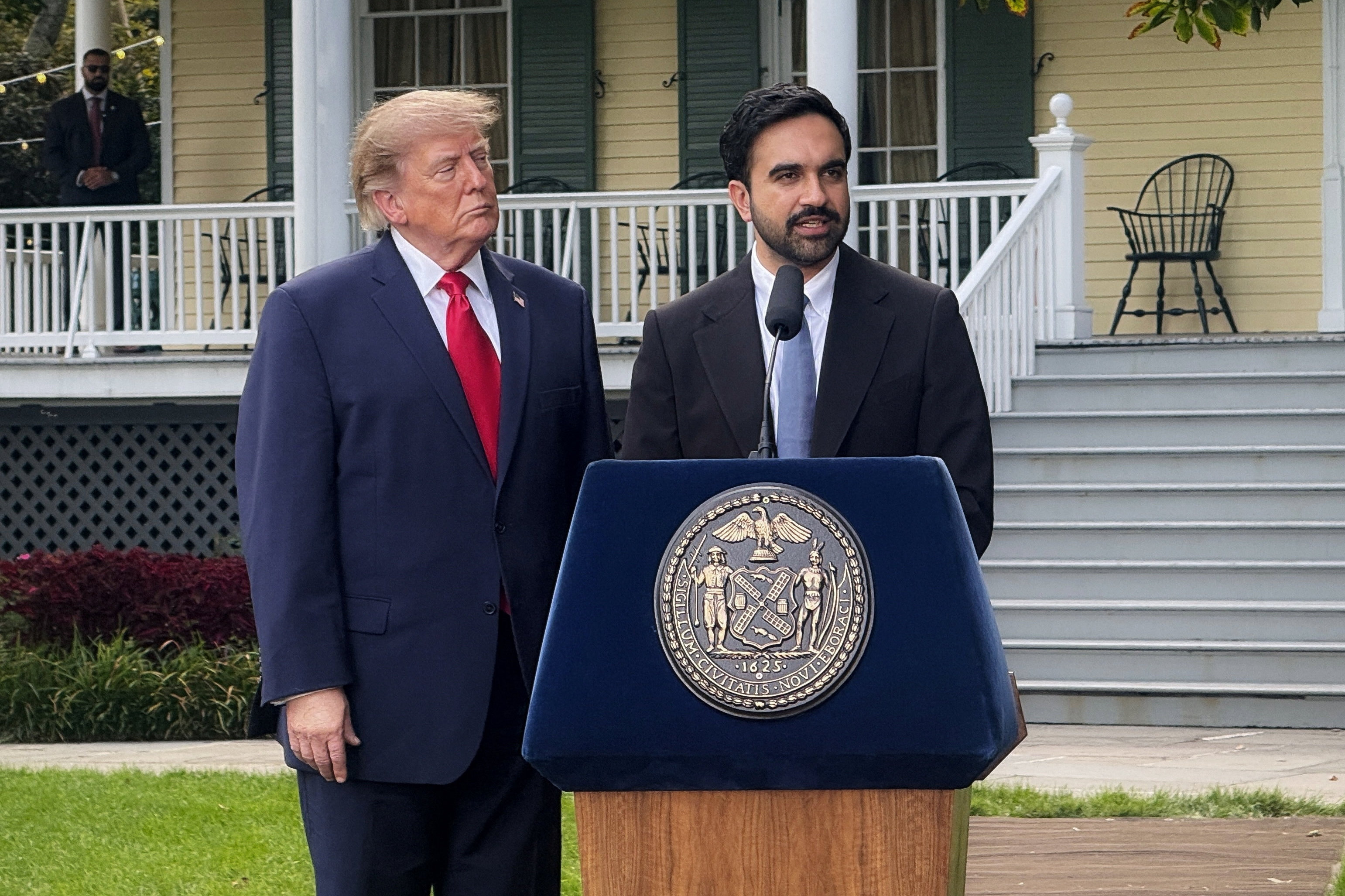 USA's præsident, Donald Trump, og New York Citys borgmester, Zohran Mamdani, ses mandag udtale sig til journalister efter et møde mellem de to.