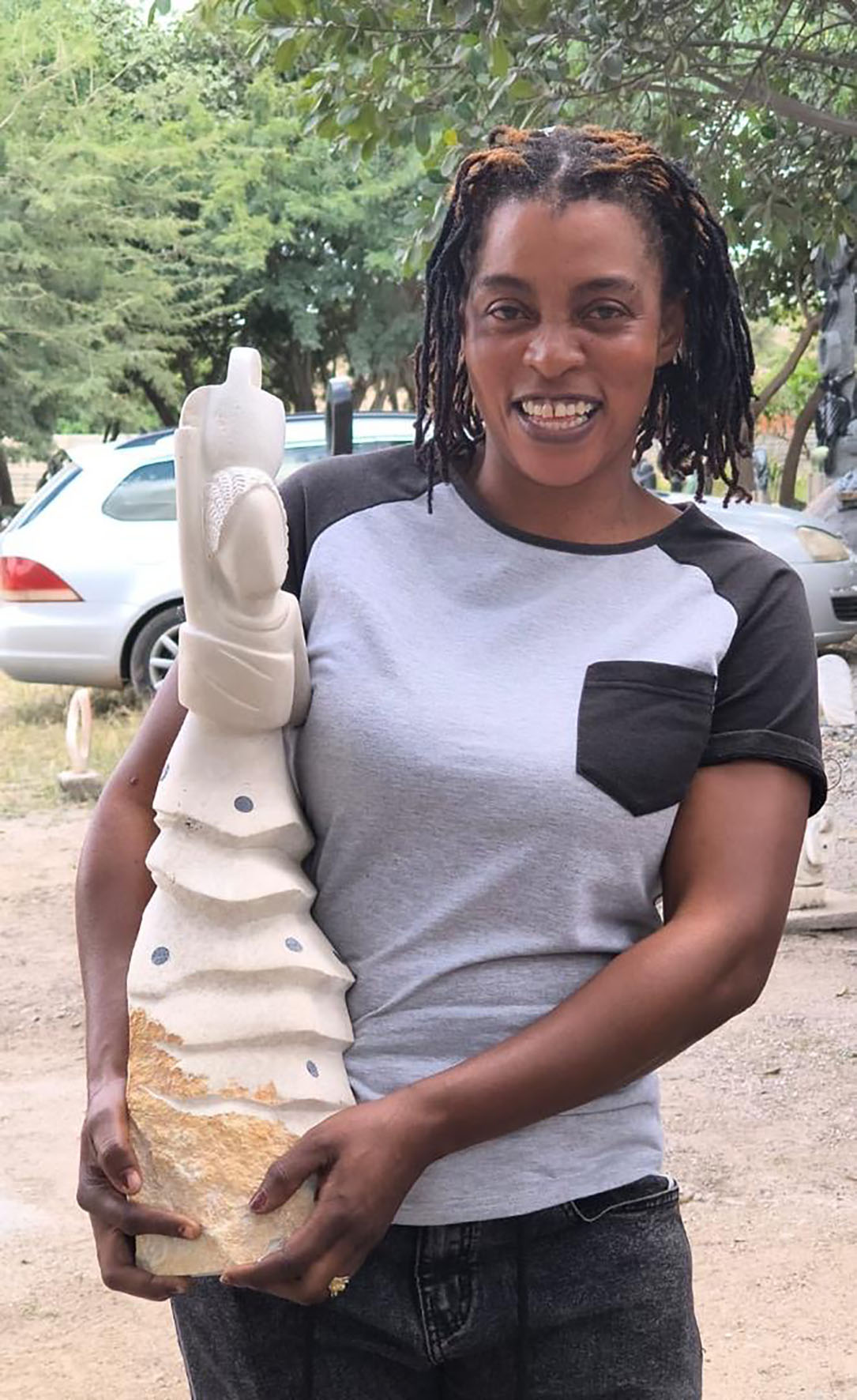 Udstillingen byder på værker fra seks af Zimbabwes fremtrædende kunstnere, der arbejder under temaet 'Levende Håb'.
