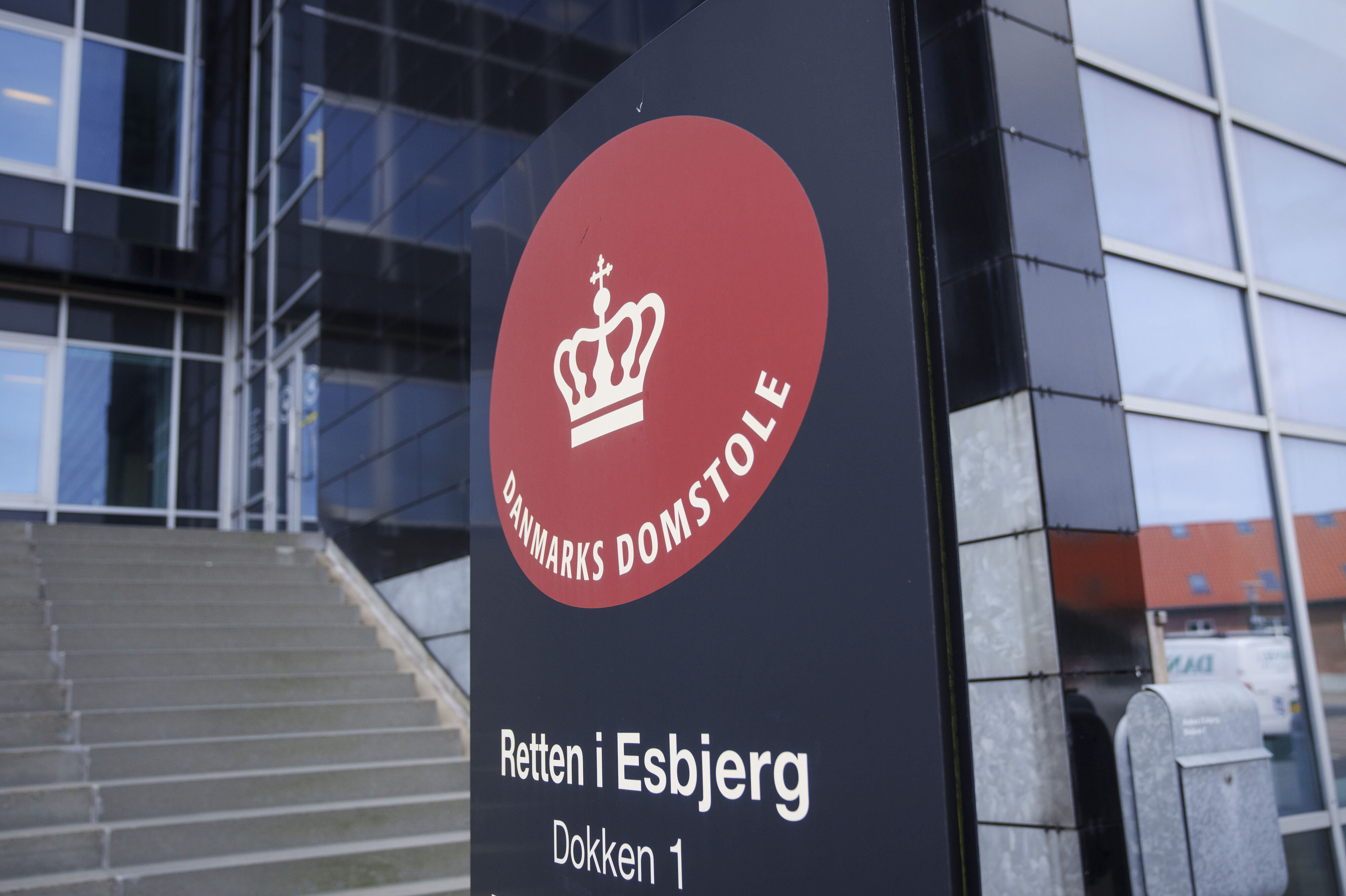 En dommer i Retten i Esbjerg skal tirsdag vurdere, om der er grundlag for at varetægtsfængsle en 39-årig mand, der mandag blev anholdt for drabet på sin to år yngre bofælle. (Arkivfoto).