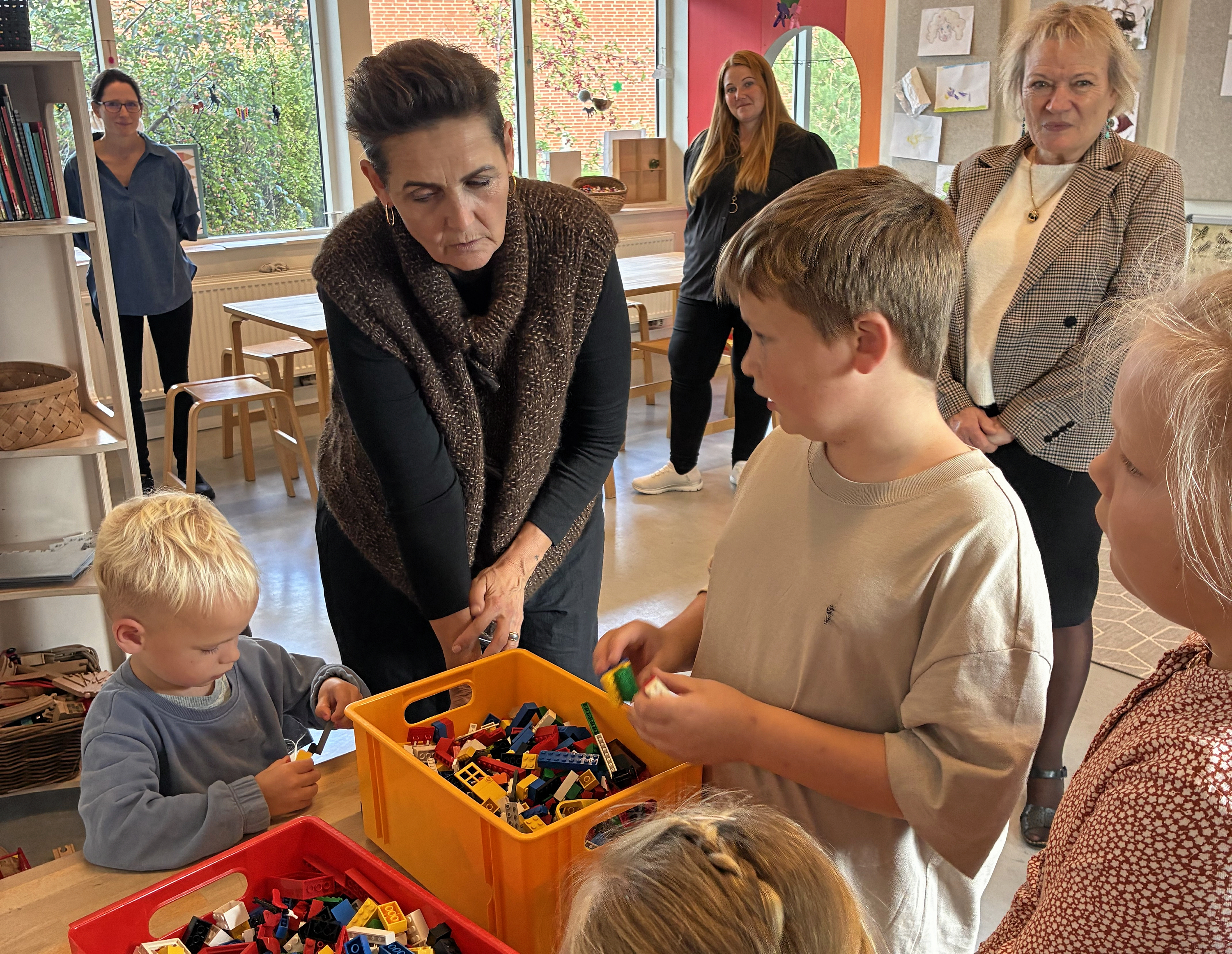 Økonomi- og indenrigsminister Pia Olsen Dyhr besøgte blandt andet Odden Dagtilbud og Skole, hvor hun talte med Jakob fra 5. klasse.