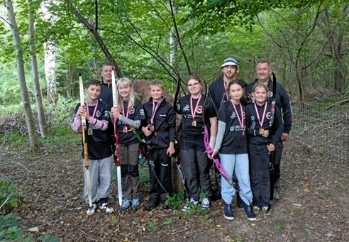 Frederiksværk-skytterne efter DM i Auderød Skov. Fra venstre ses Arthur, træner Kristian Stæhr, Maja, Philip, Mikala, Freja og Emma. Bagved ses Lucas og Michael Egestad.