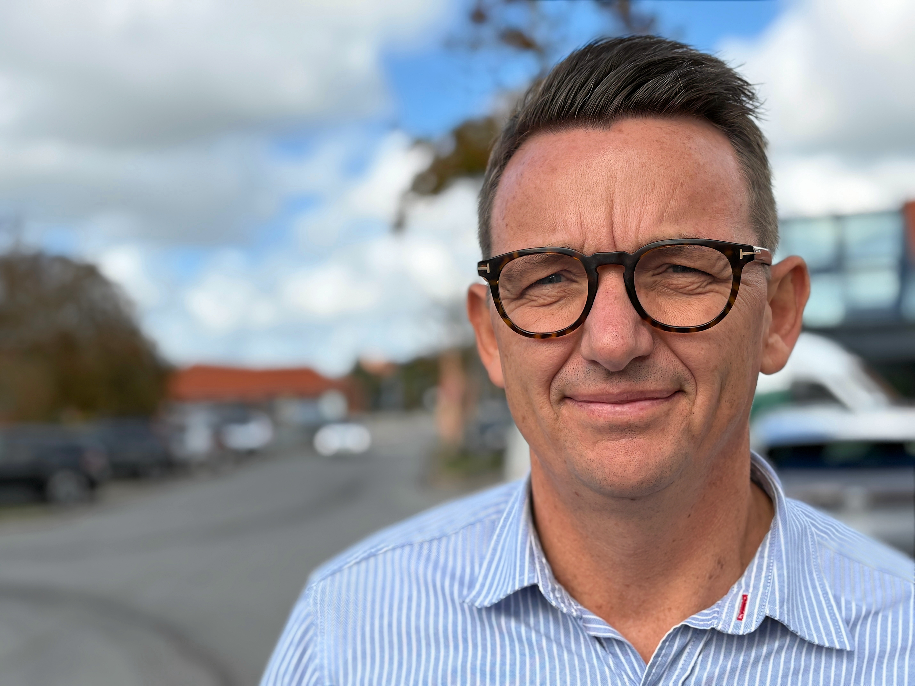 Uddeler Søren Kreilgaard fra SuperBrugsen i Slangerup har set rigtig mange farlige situationer på butikkens parkeringsplads. Nu flytter man vejen.