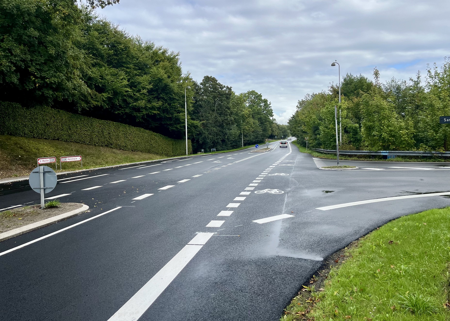 Da man anlagde supercykelsti fra Holte til Høsterkøb Kirke, stoppede man ved krydset ved kirken. Men man fortsatte med at lægge ny asfalt helt ned til afkørslen ved motorvejen. Og stregede endda cykelsti op. Hvad mon har forhindret, at det sidste lille, men meget vigtige, stykke blev lavet?, spørger Jesper Winther Andersen om.