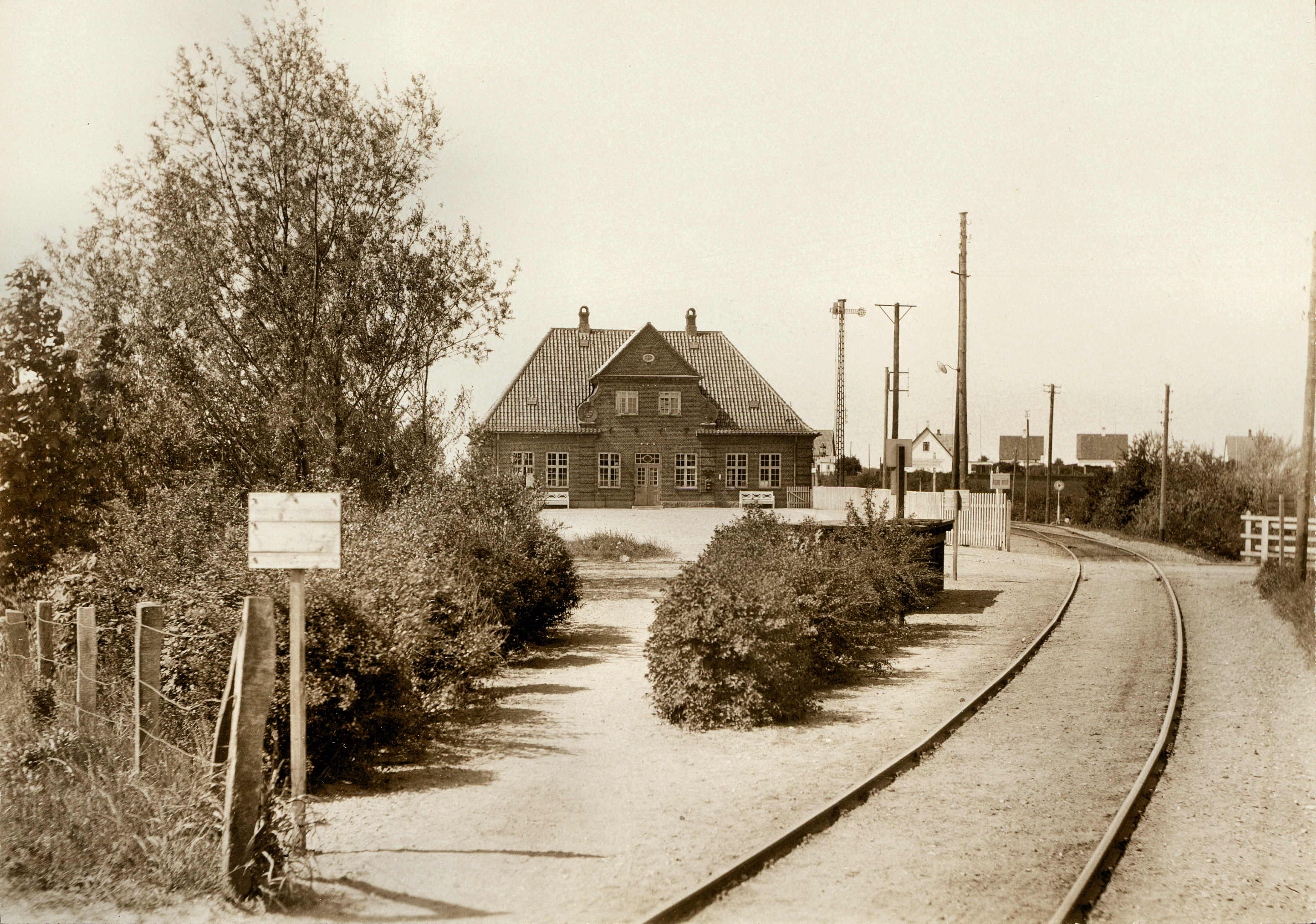 Vandreturen følger de jødiske flygtninges vej gennem det lille fiskerleje fra de ankom med ekstratog på stationen til den dramatiske nat på kirkeloftet i oktober 1943.