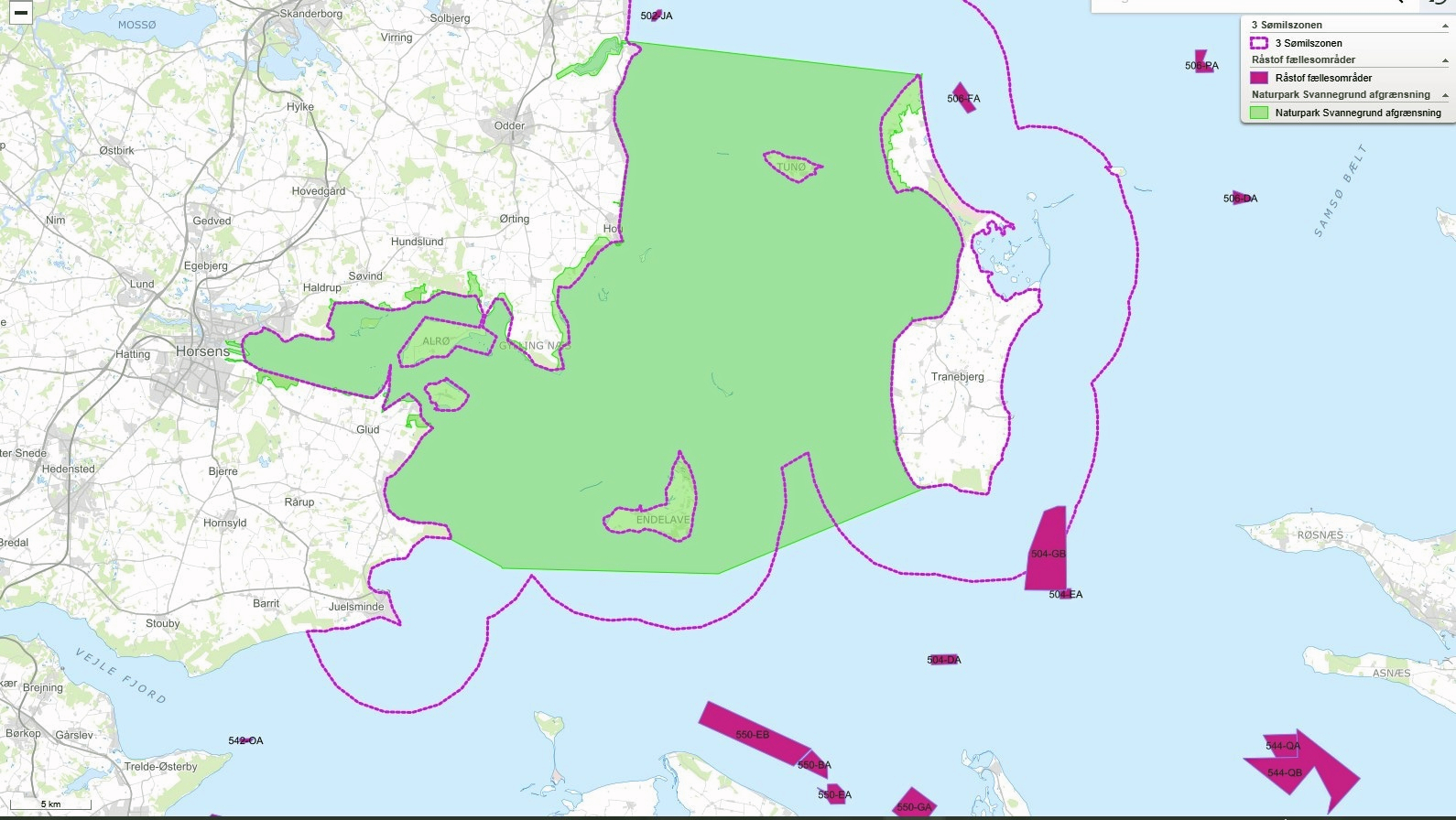 Nordkystens Fremtid skal efter planen hente grus og ral lige sydøst for Samsø (markeret med lilla). I det store grønne område arbejder Havsamarbejdet i Østjylland på at etablere Naturpark Svanegrund.