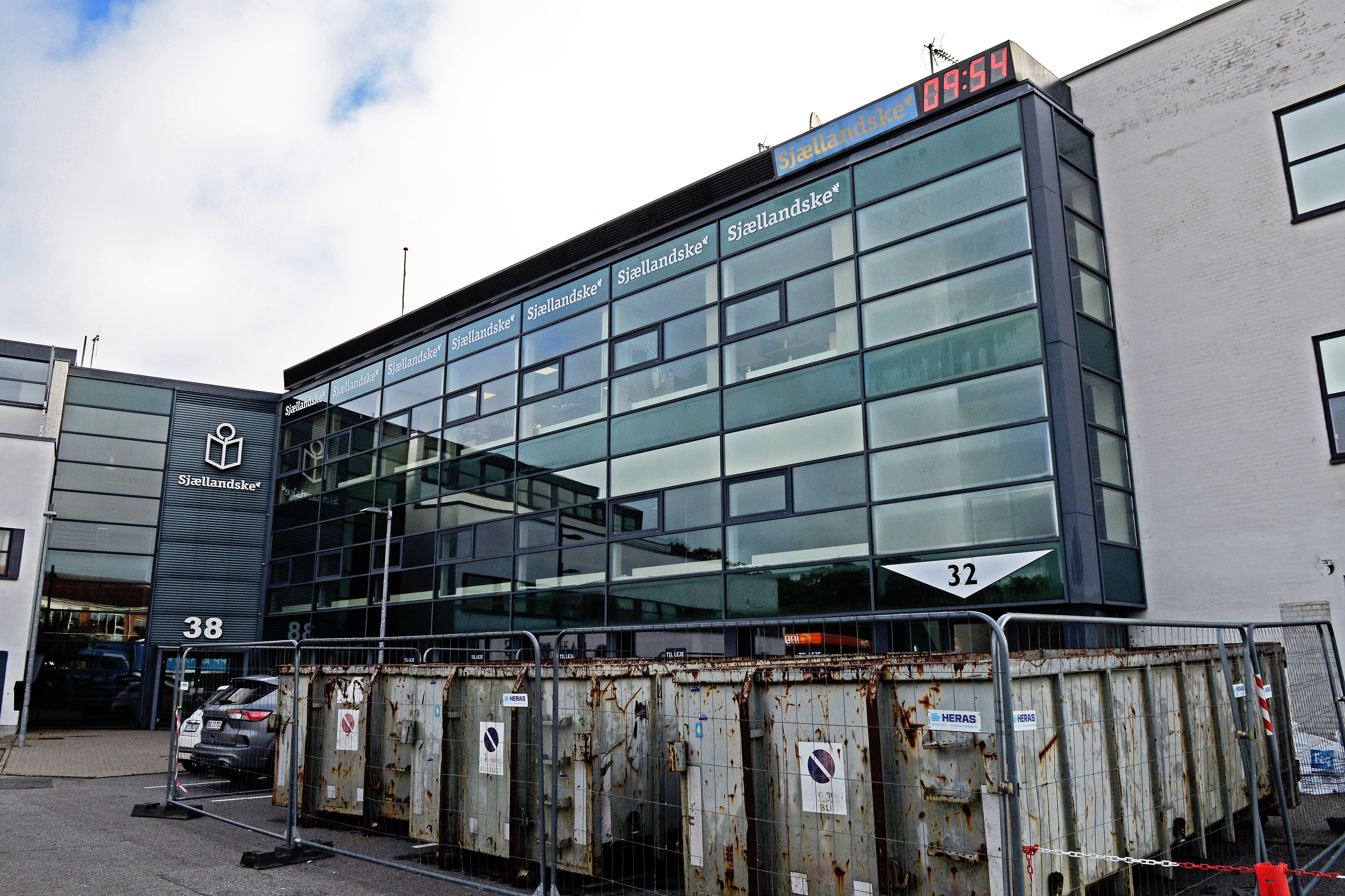 I øjeblikket er der tre containere, som har faste pladser. De nye ejere, EstateInvest, er fuld gang med at rydde ud i lokalerne på første sal.