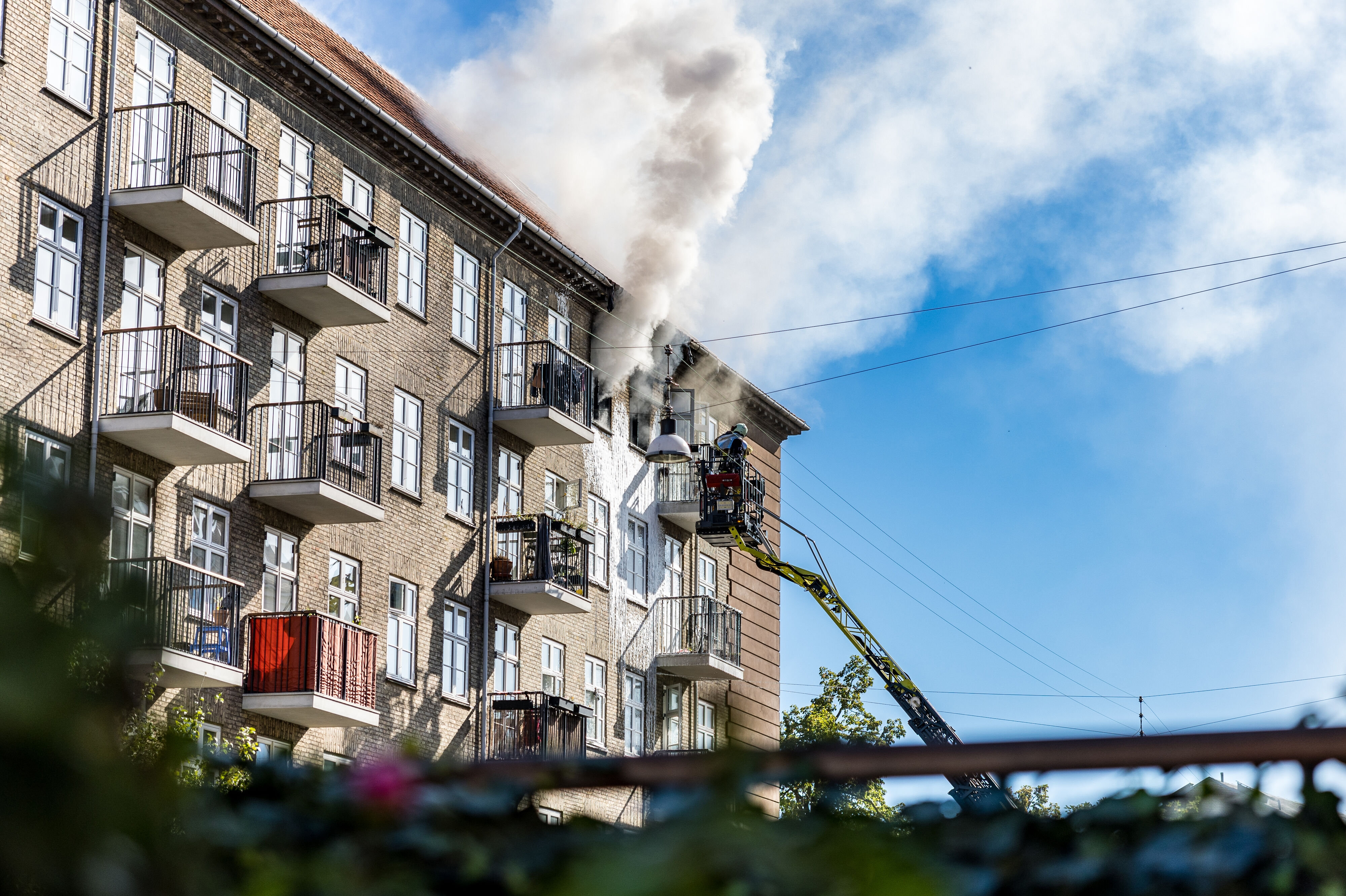 Brandvæsenet er tirsdag eftermiddag til stede på hjørnet mellem Tibirkegade og Sjællandsgade på Nørrebro i København, hvor der er brand i en lejlighed.