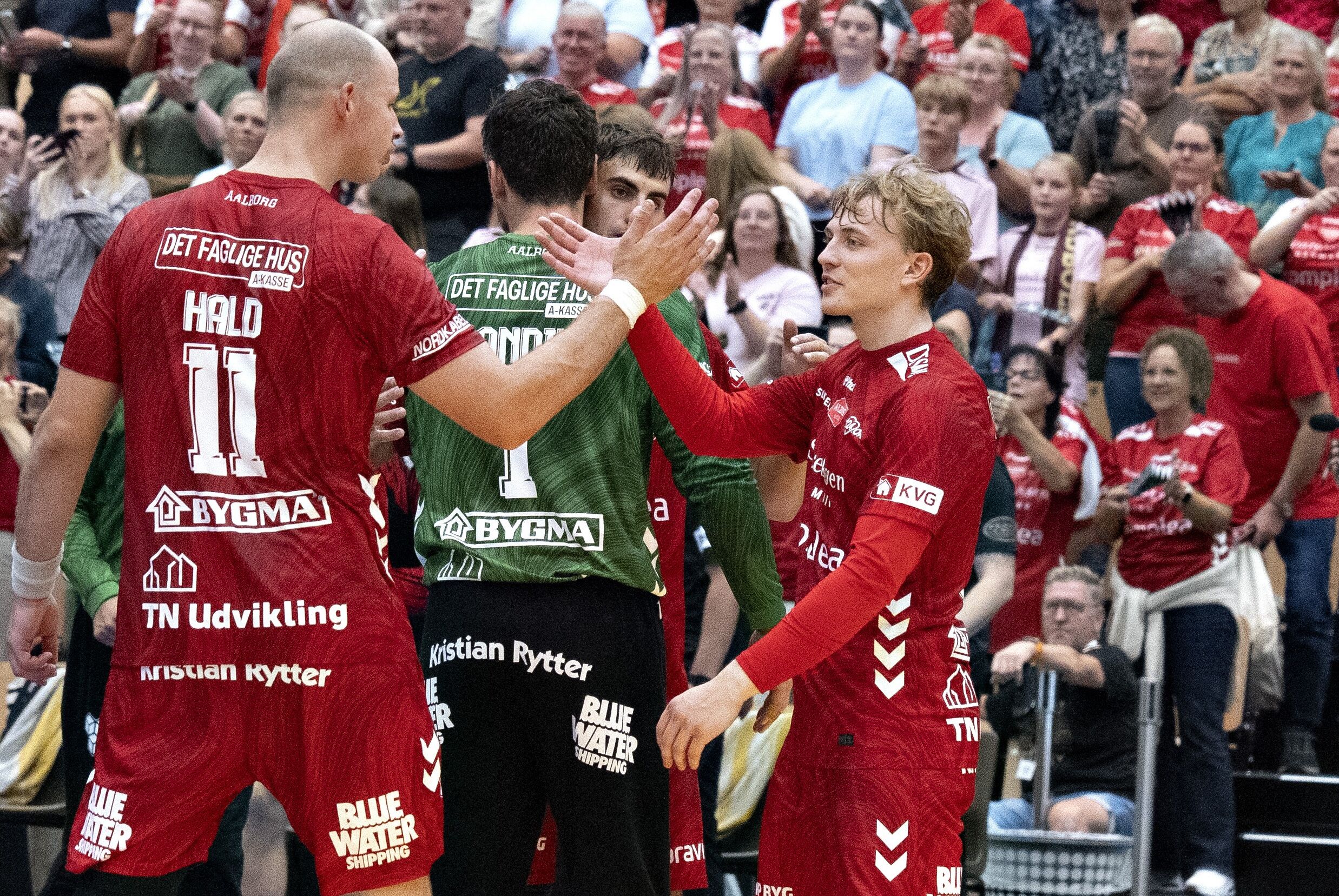 Tobias Nielsen (th.) er havnet på et hold fuld af stjerner hele vejen rundt. Her ses han med landsholdsspilleren Simon Hald.