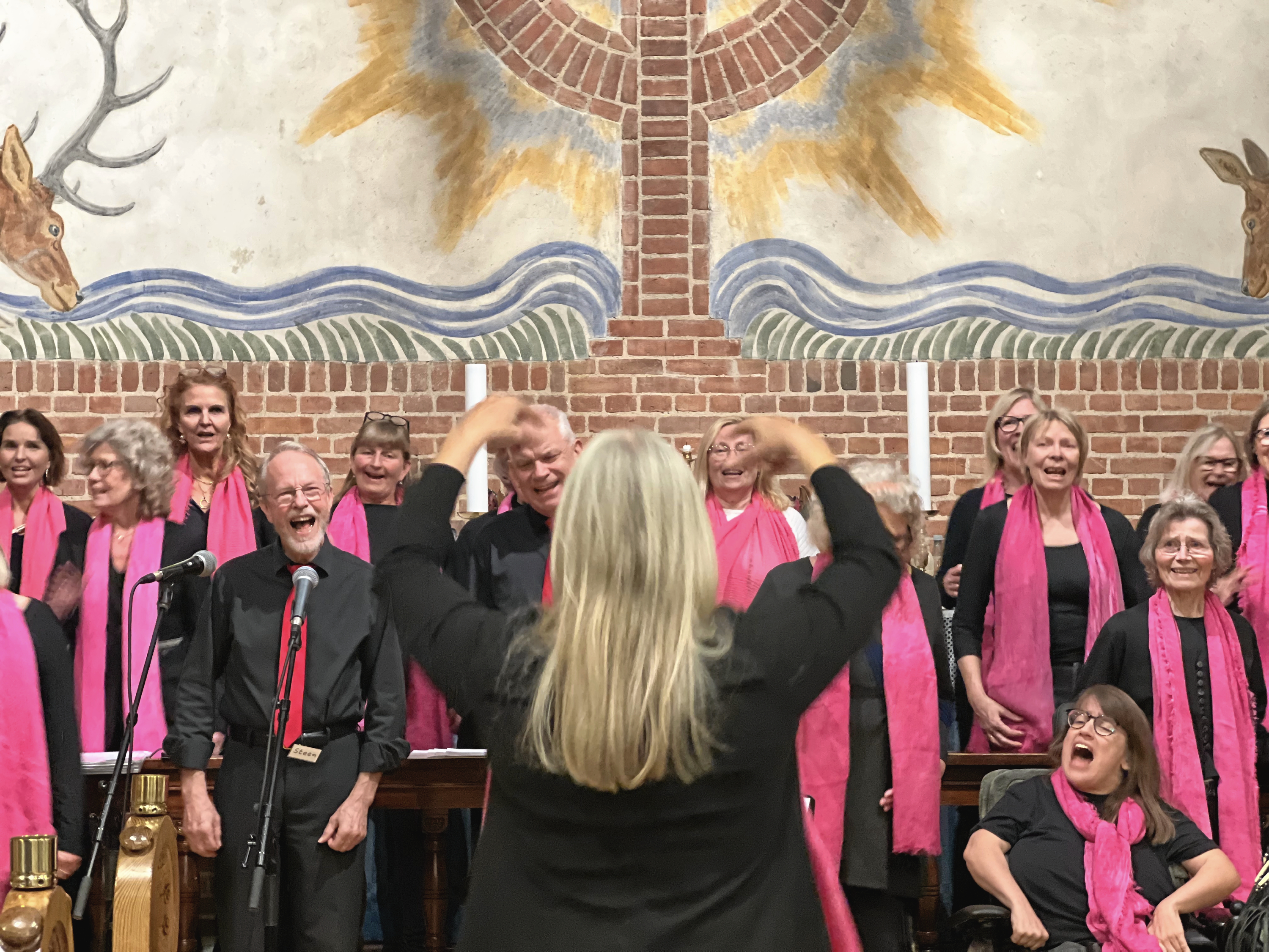 Ullerød Gospelkor synger til højmessen i Ullerød Kirke 4. oktober.